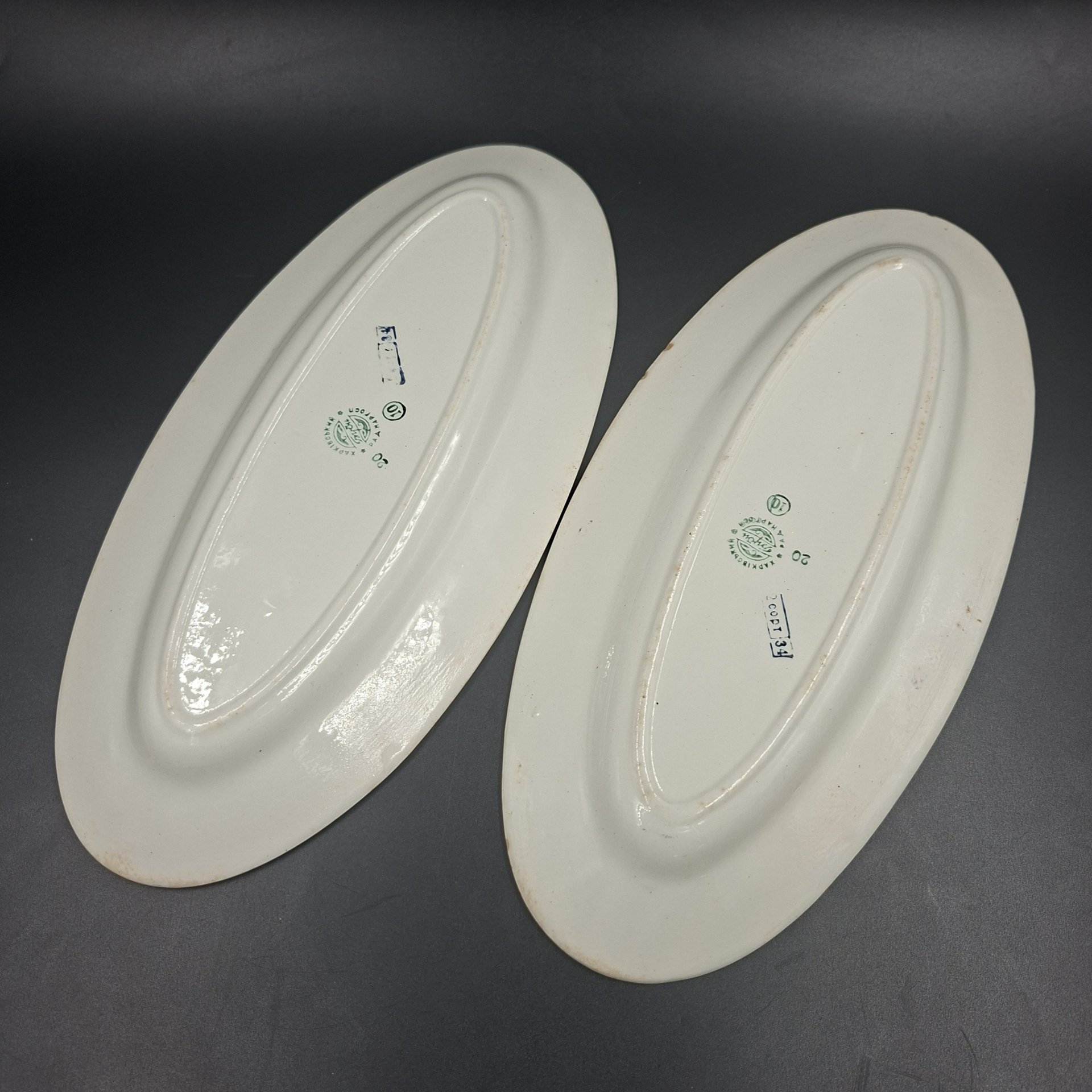 Пара селедочниц с каймой красного цвета, фаянс, обводка, золочение, Будянский фаянсовый завод «Серп и молот», СССР, 1957-1965 гг.