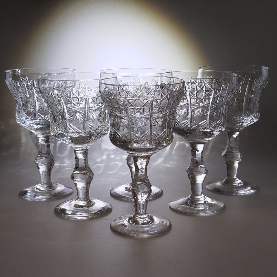 Набор бокалов на 6 персон на фигурной ножке, украшенных геометрическим декором и линзами по тулову