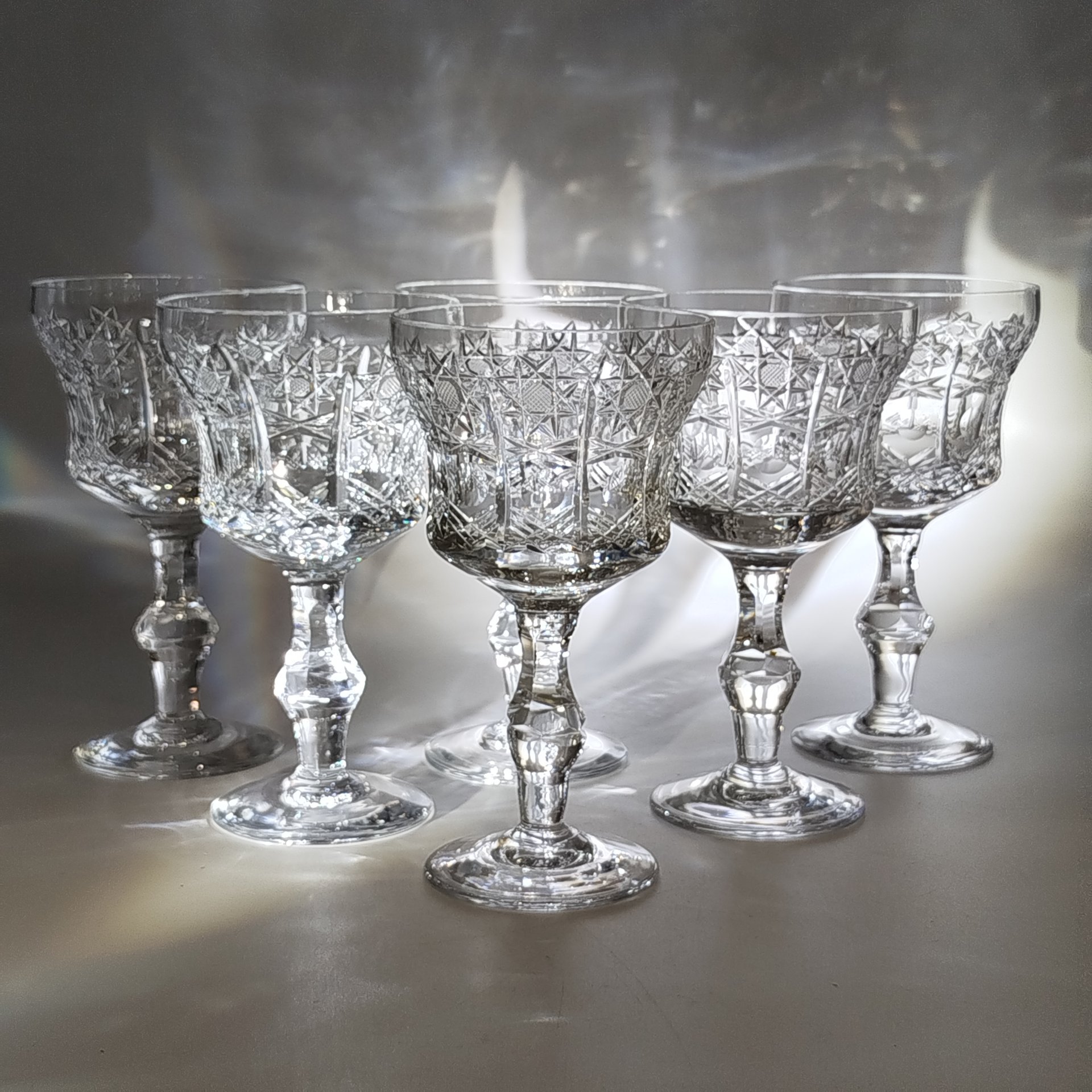 Набор бокалов на 6 персон на фигурной ножке, украшенных геометрическим декором и линзами по тулову