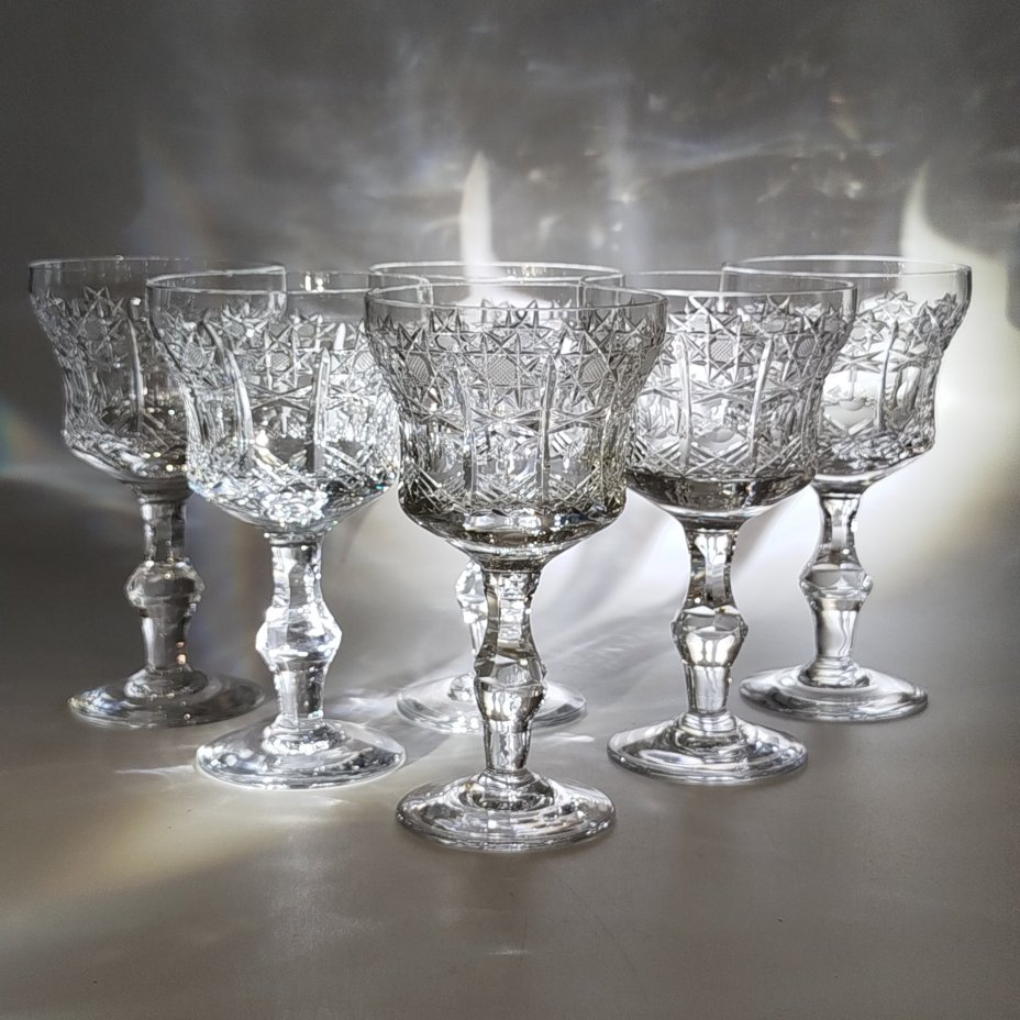 Набор бокалов на 6 персон на фигурной ножке, украшенных геометрическим декором и линзами по тулову