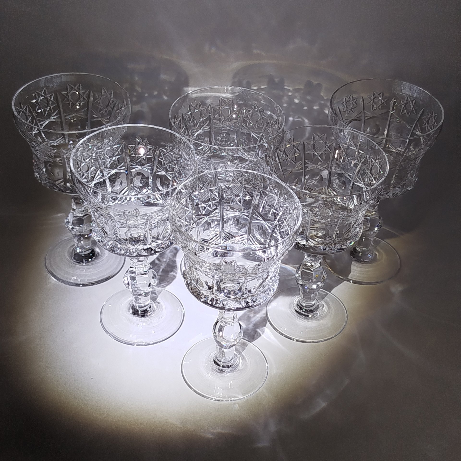 Набор бокалов на 6 персон на фигурной ножке, украшенных геометрическим декором и линзами по тулову