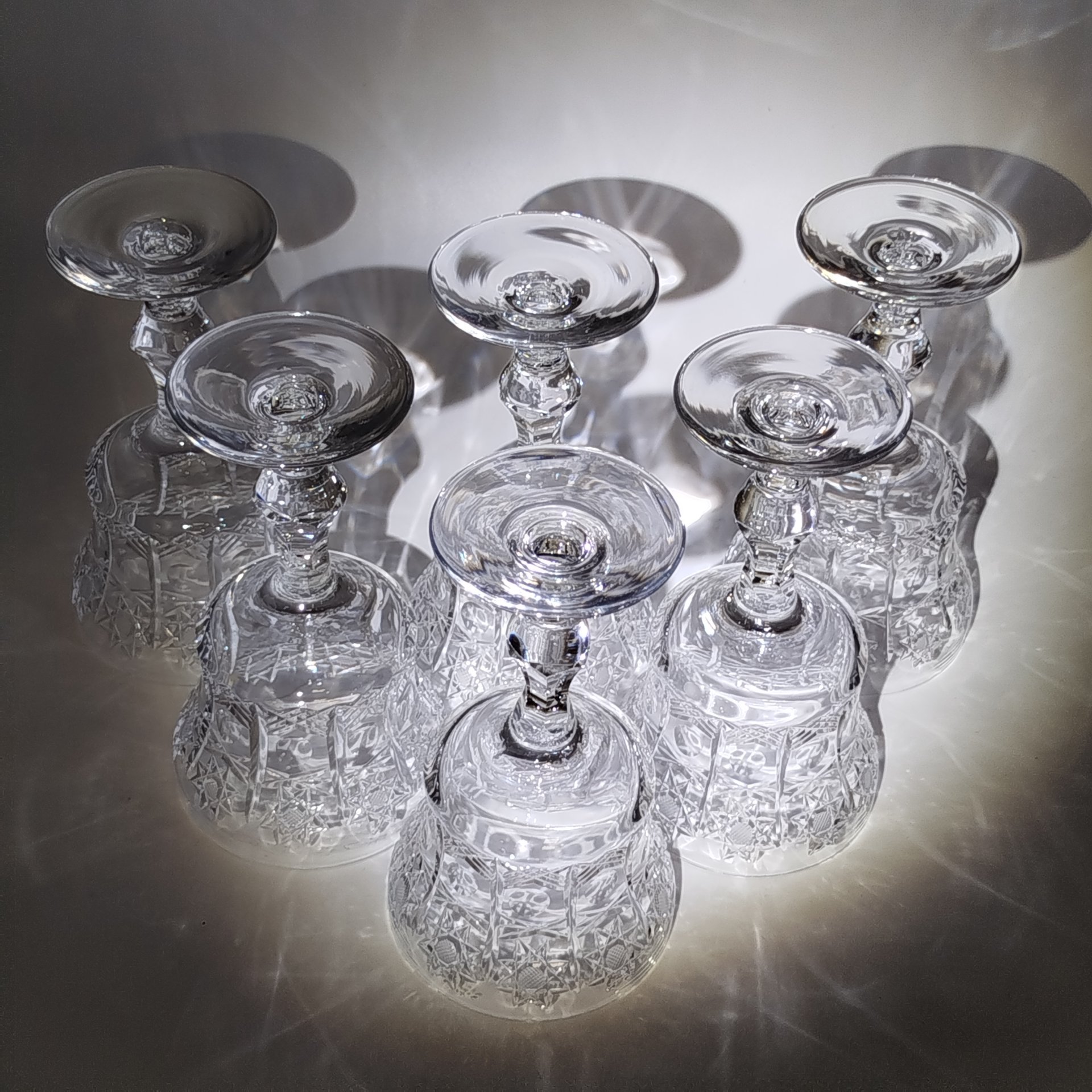 Набор бокалов на 6 персон на фигурной ножке, украшенных геометрическим декором и линзами по тулову