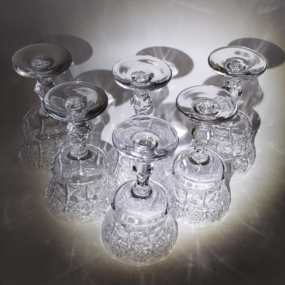 Набор бокалов на 6 персон на фигурной ножке, украшенных геометрическим декором и линзами по тулову