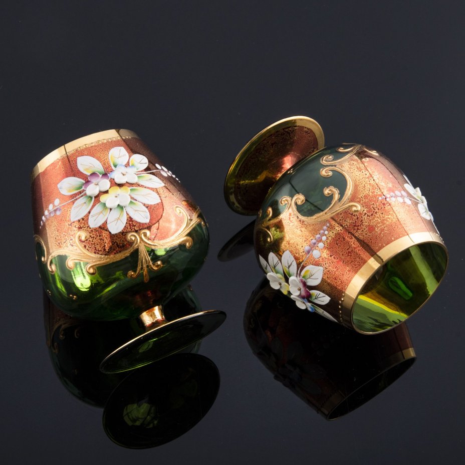 Бокал коньячный с цветочным лепным декором