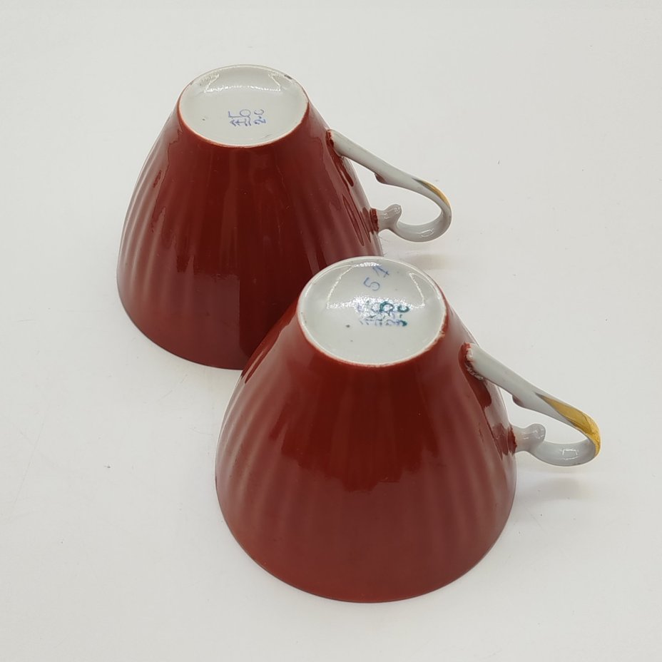 Пара чашек, декорированных растительным орнаментом