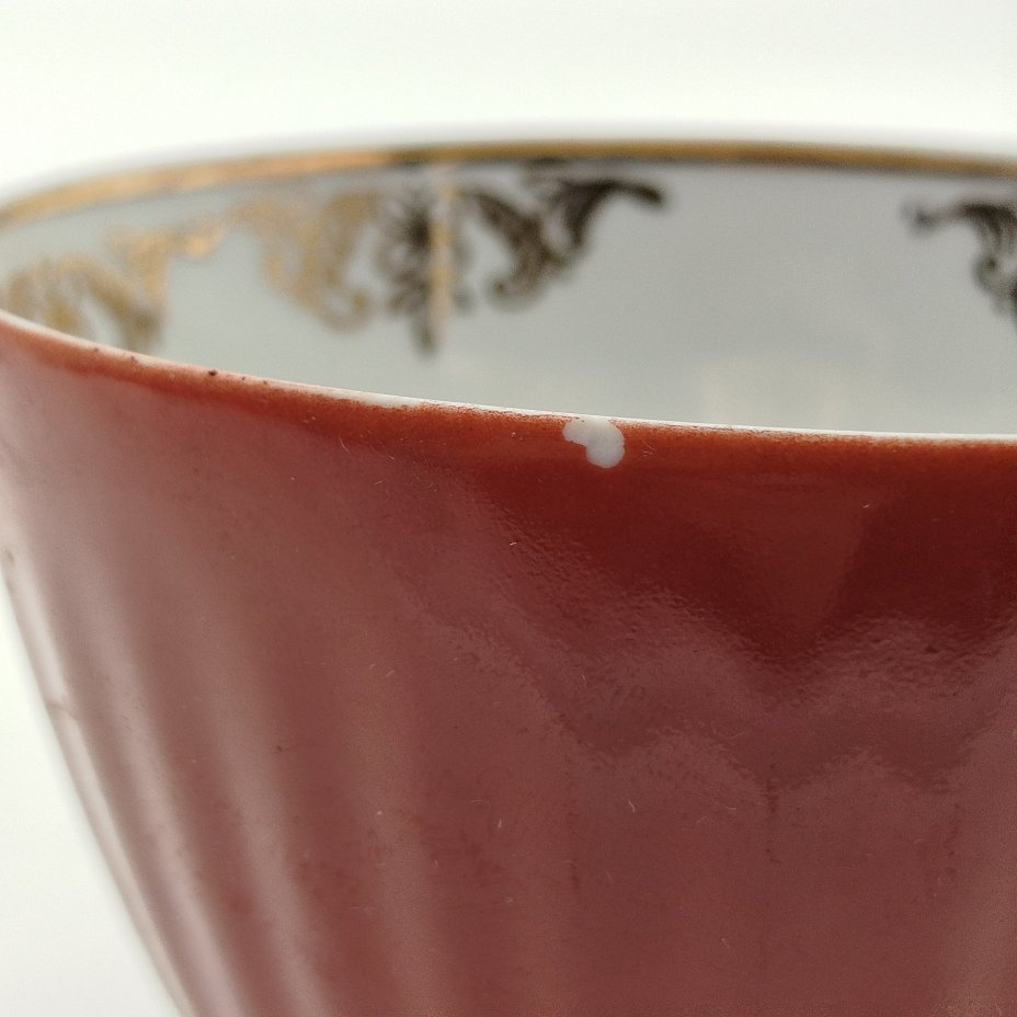 Пара чашек, декорированных растительным орнаментом