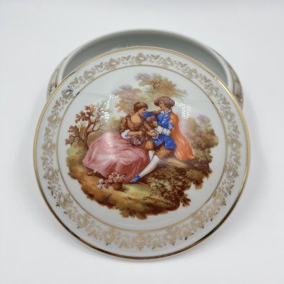 Шкатулка круглой формы "Галантная сцена в саду", Limoges France