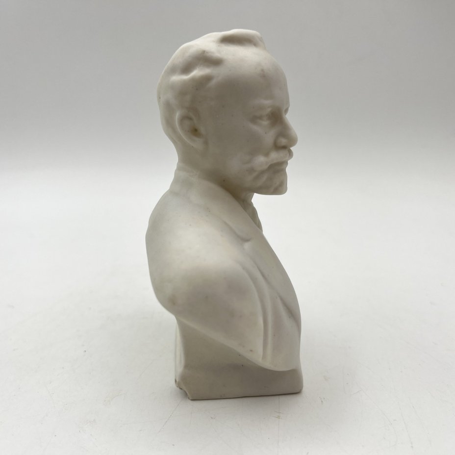 Бюст "П.И. Чайковский", скульптор В.И. Сычёв, Ленинградский завод фарфоровых изделий (ЛЗФИ)
