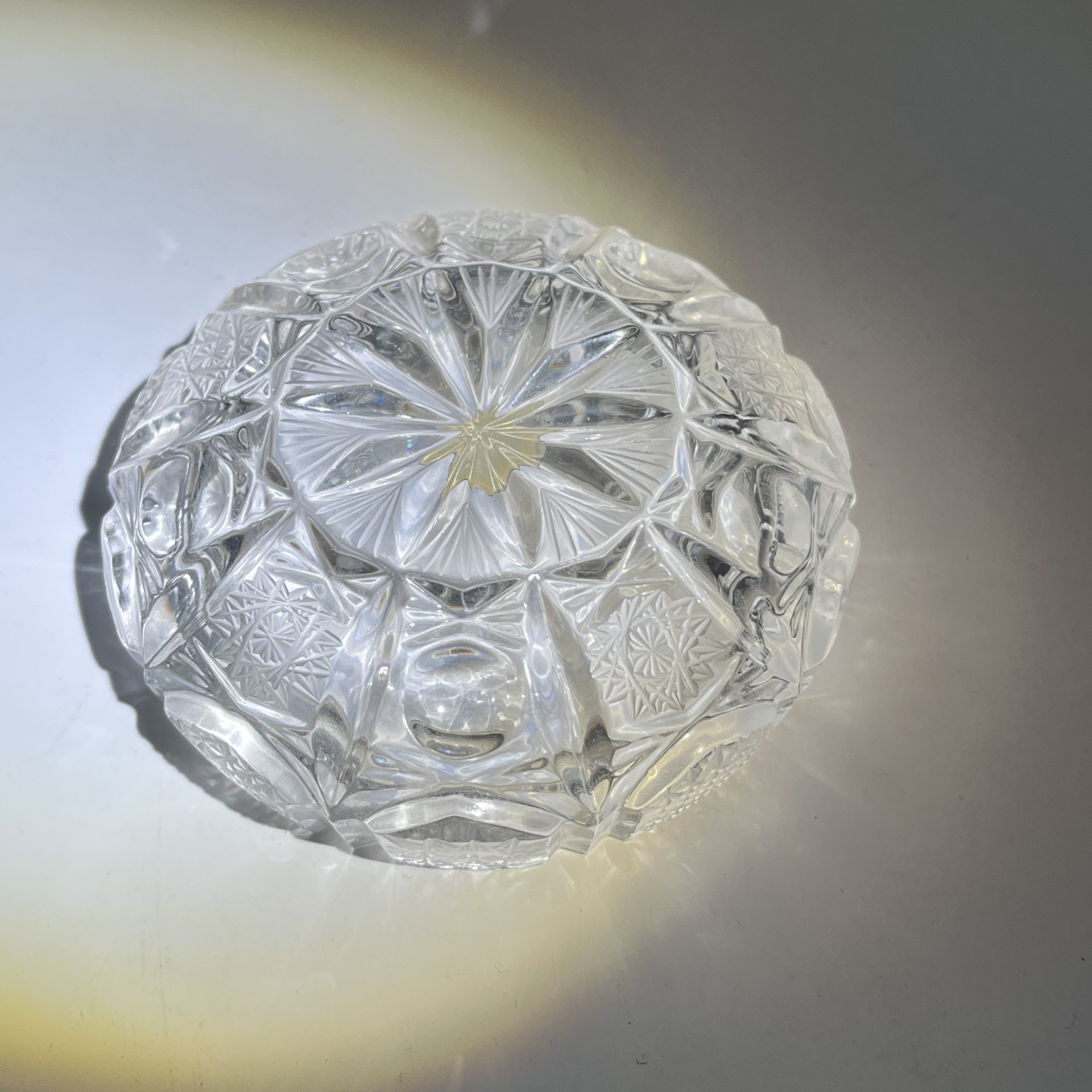 Пепельница небольшого размера с геометрическим декором, хрусталь, пресс, алмазная грань, Kristal Zajecar, Югославия, 1980-2000 гг.