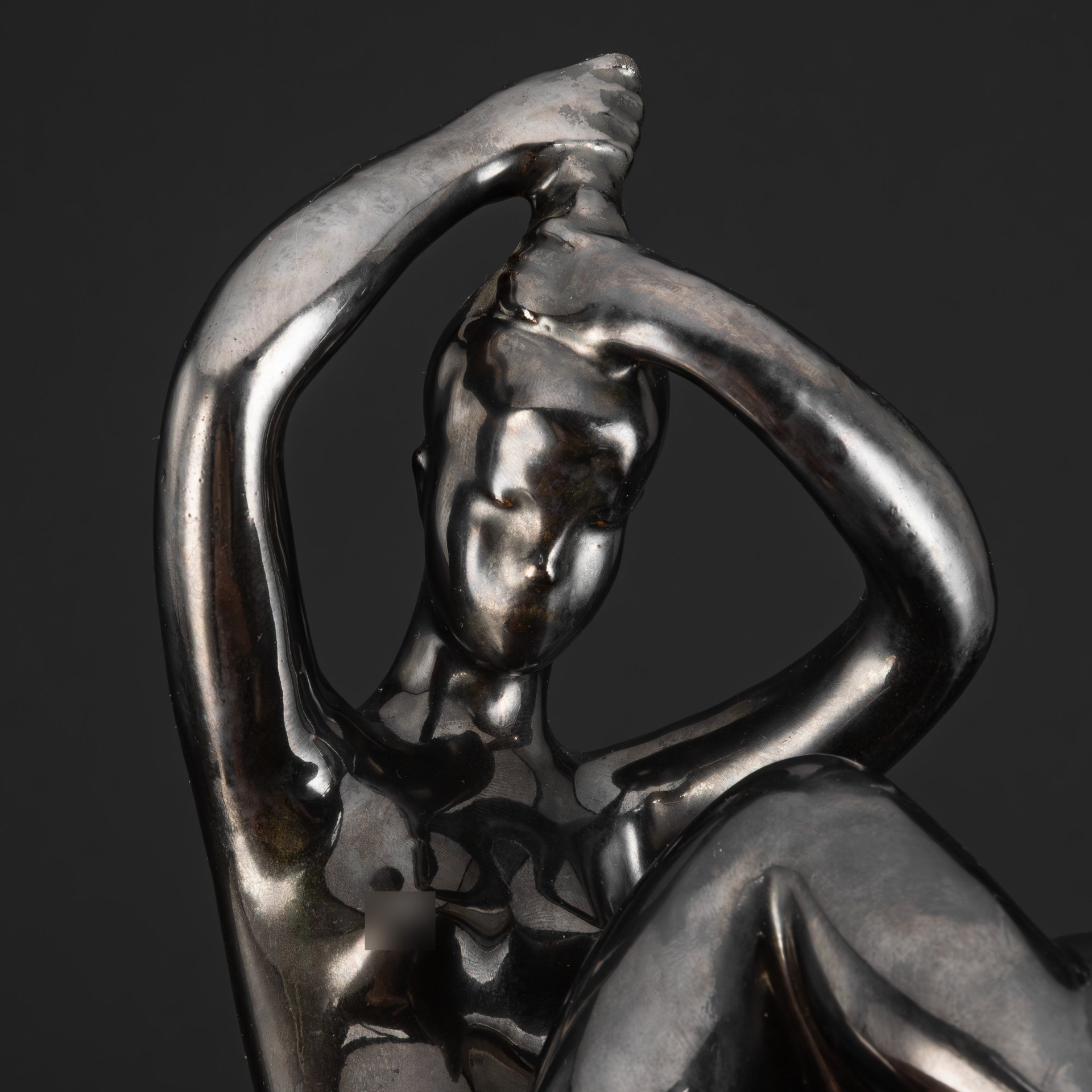 Скульптура «Девушка, расчесывающая волосы» («Отжимающая волосы»), автор Николай Андреевич Силис, керамика, поливы, Гжельский керамический завод, СССР, 1960-1970 гг.