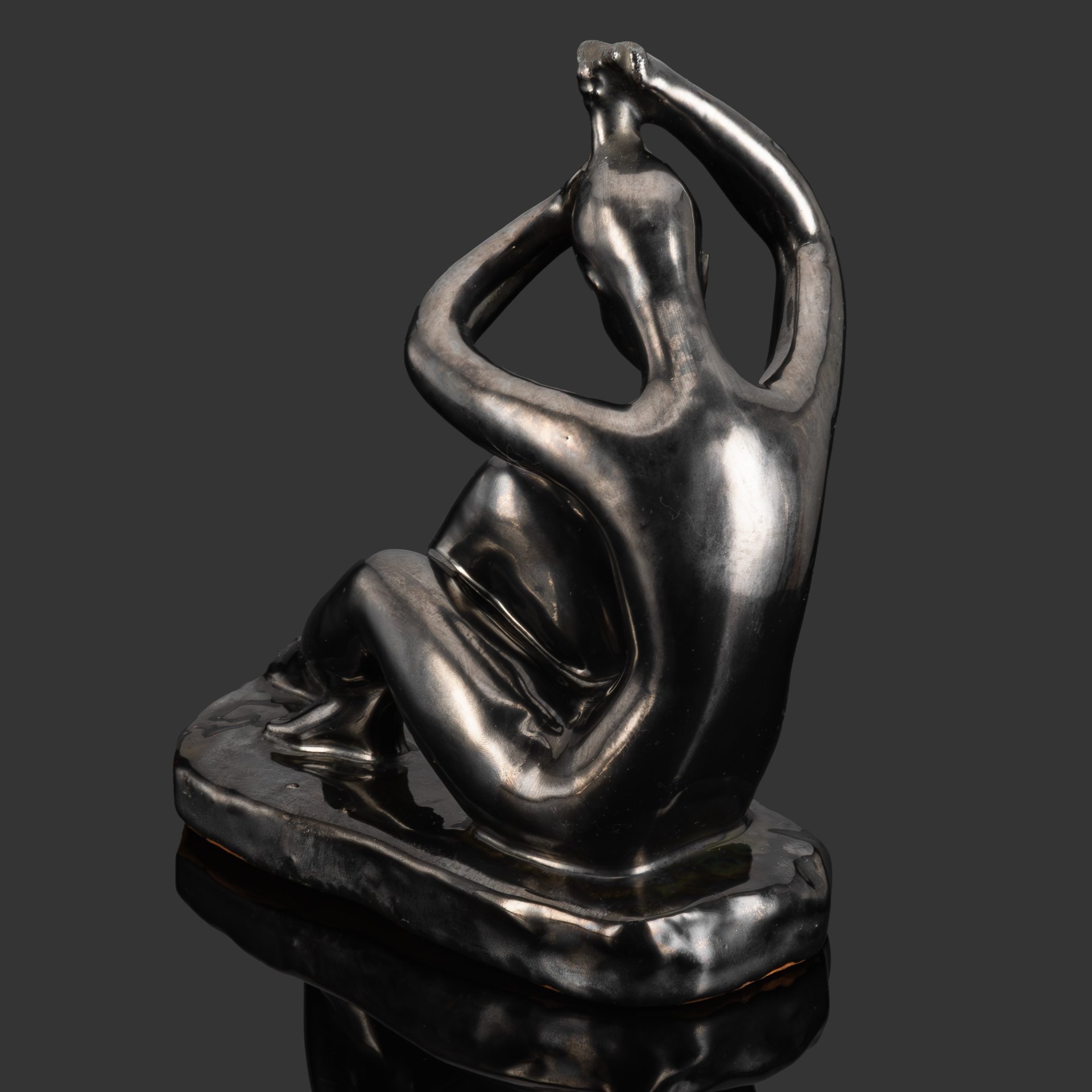 Скульптура «Девушка, расчесывающая волосы» («Отжимающая волосы»), автор Николай Андреевич Силис, керамика, поливы, Гжельский керамический завод, СССР, 1960-1970 гг.