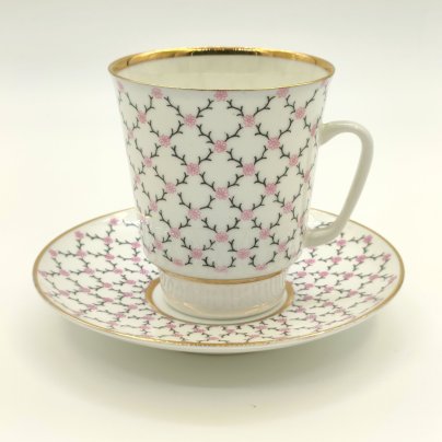 Пара кофейная "Розовая сетка", форма "Майская", автор формы Э.М. Криммер, автор рисунка Л.С. Лобанкова, фарфор, деколь, золочение, Ленинградский фарфоровый завод (ЛФЗ), СССР, 1970-1991 гг.