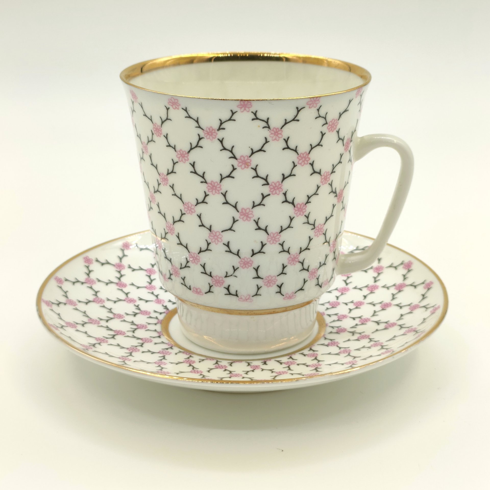 Пара кофейная "Розовая сетка", форма "Майская", автор формы Э.М. Криммер, автор рисунка Л.С. Лобанкова, фарфор, деколь, золочение, Ленинградский фарфоровый завод (ЛФЗ), СССР, 1970-1991 гг.