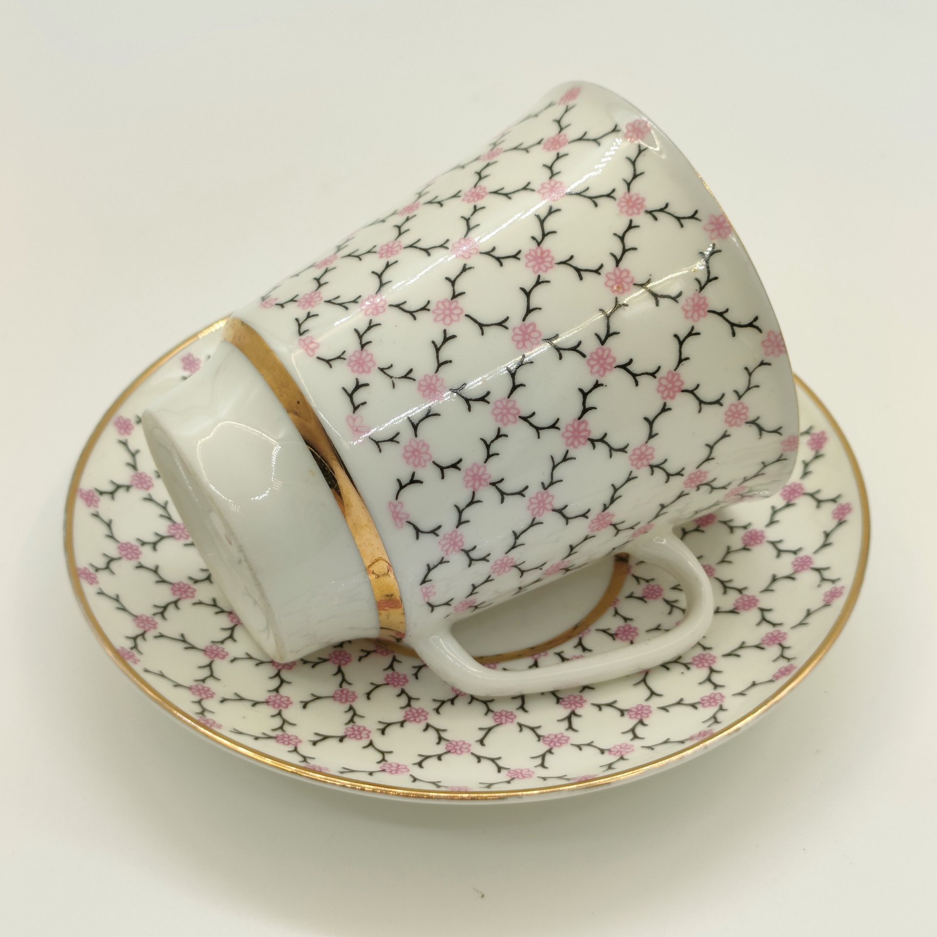 Пара кофейная "Розовая сетка", форма "Майская", автор формы Э.М. Криммер, автор рисунка Л.С. Лобанкова, фарфор, деколь, золочение, Ленинградский фарфоровый завод (ЛФЗ), СССР, 1970-1991 гг.