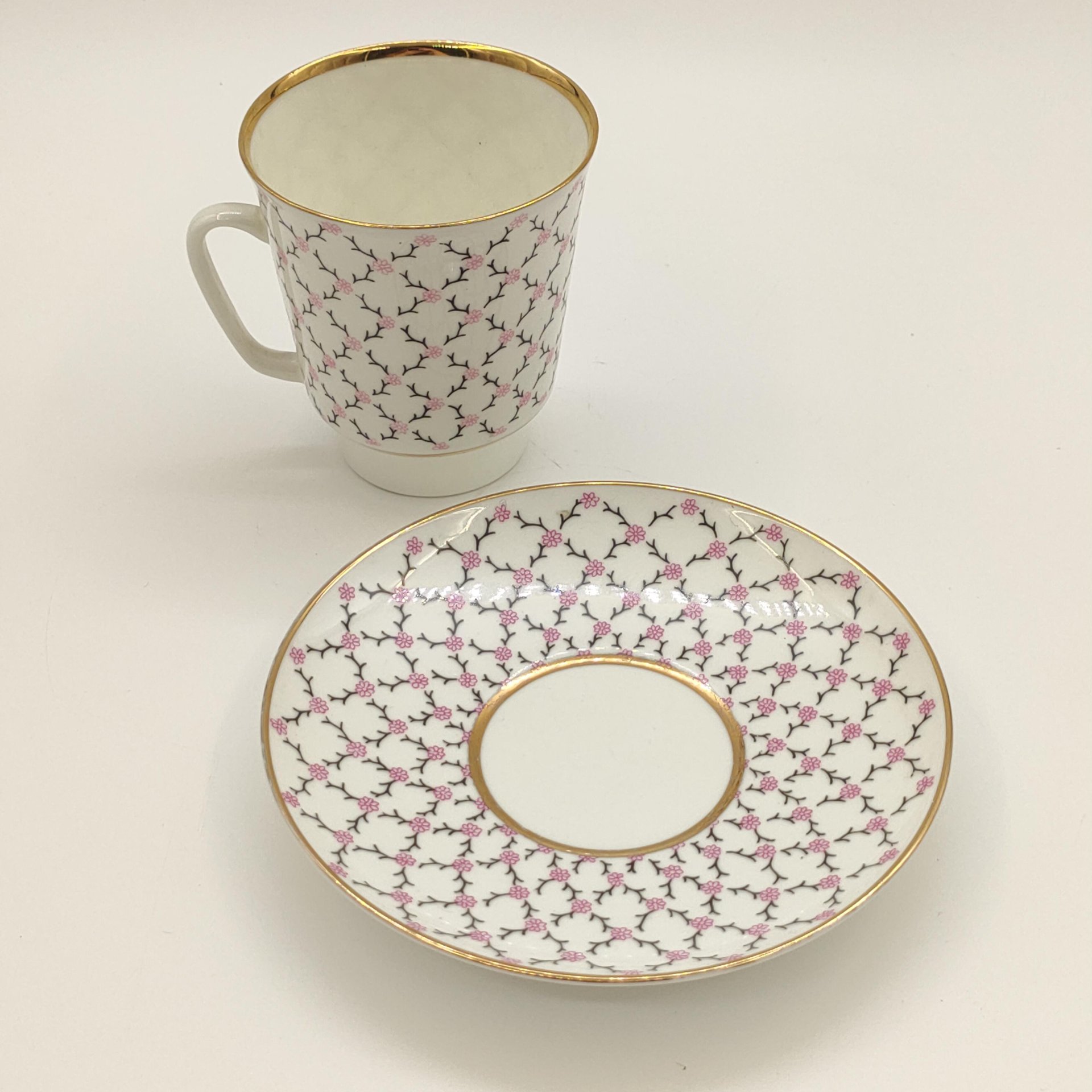 Пара кофейная "Розовая сетка", форма "Майская", автор формы Э.М. Криммер, автор рисунка Л.С. Лобанкова, фарфор, деколь, золочение, Ленинградский фарфоровый завод (ЛФЗ), СССР, 1970-1991 гг.