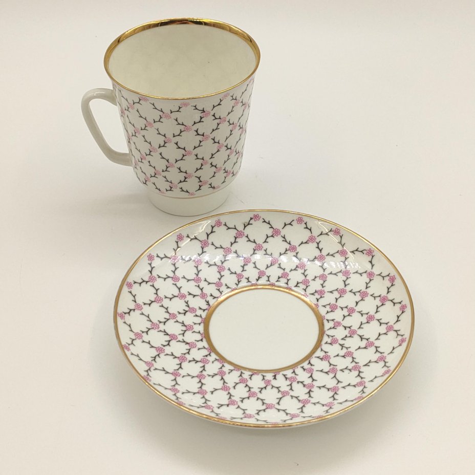 Пара кофейная "Розовая сетка", форма "Майская", автор формы Э.М. Криммер, автор рисунка Л.С. Лобанкова, фарфор, деколь, золочение, Ленинградский фарфоровый завод (ЛФЗ), СССР, 1970-1991 гг.
