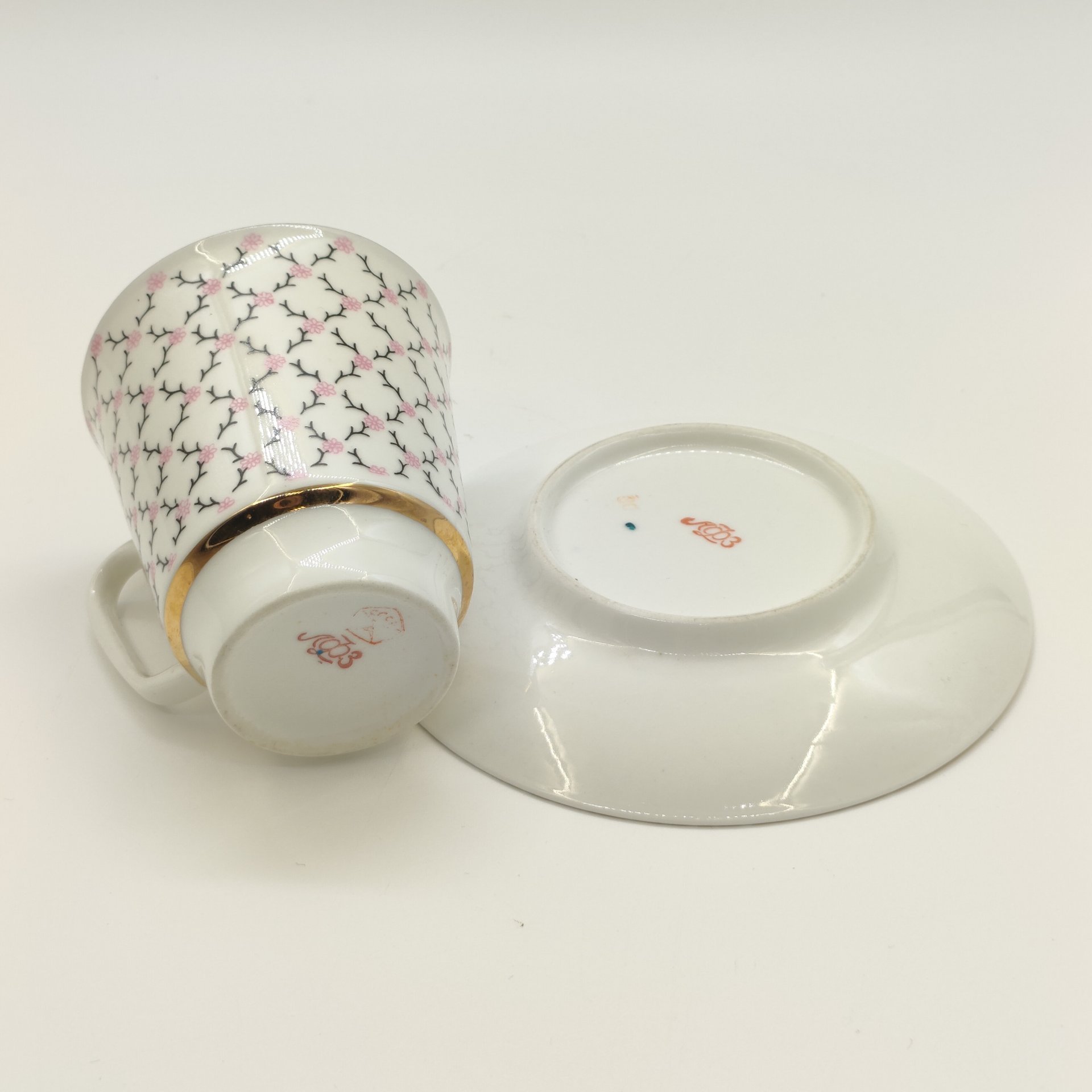 Пара кофейная "Розовая сетка", форма "Майская", автор формы Э.М. Криммер, автор рисунка Л.С. Лобанкова, фарфор, деколь, золочение, Ленинградский фарфоровый завод (ЛФЗ), СССР, 1970-1991 гг.
