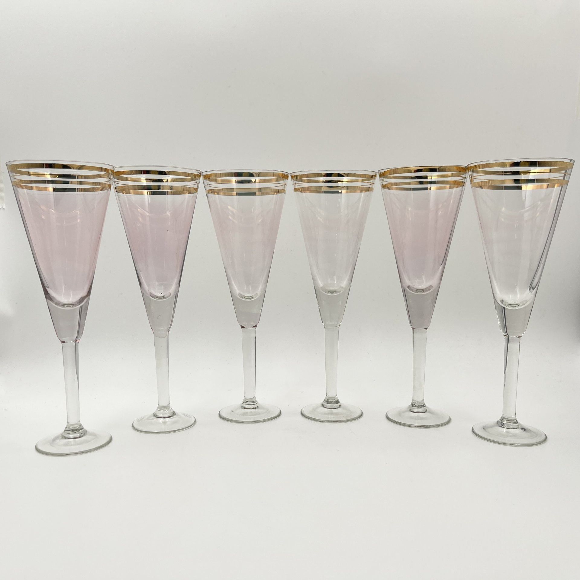 Набор бокалов на 6 персон розового оттенка с золотой каймой по борту, стекло, золочение, СССР, 1970-1990 гг.