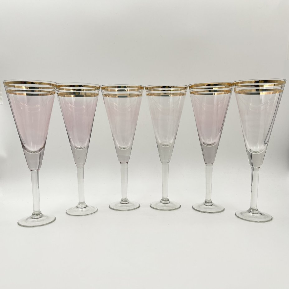 Набор бокалов на 6 персон розового оттенка с золотой каймой по борту