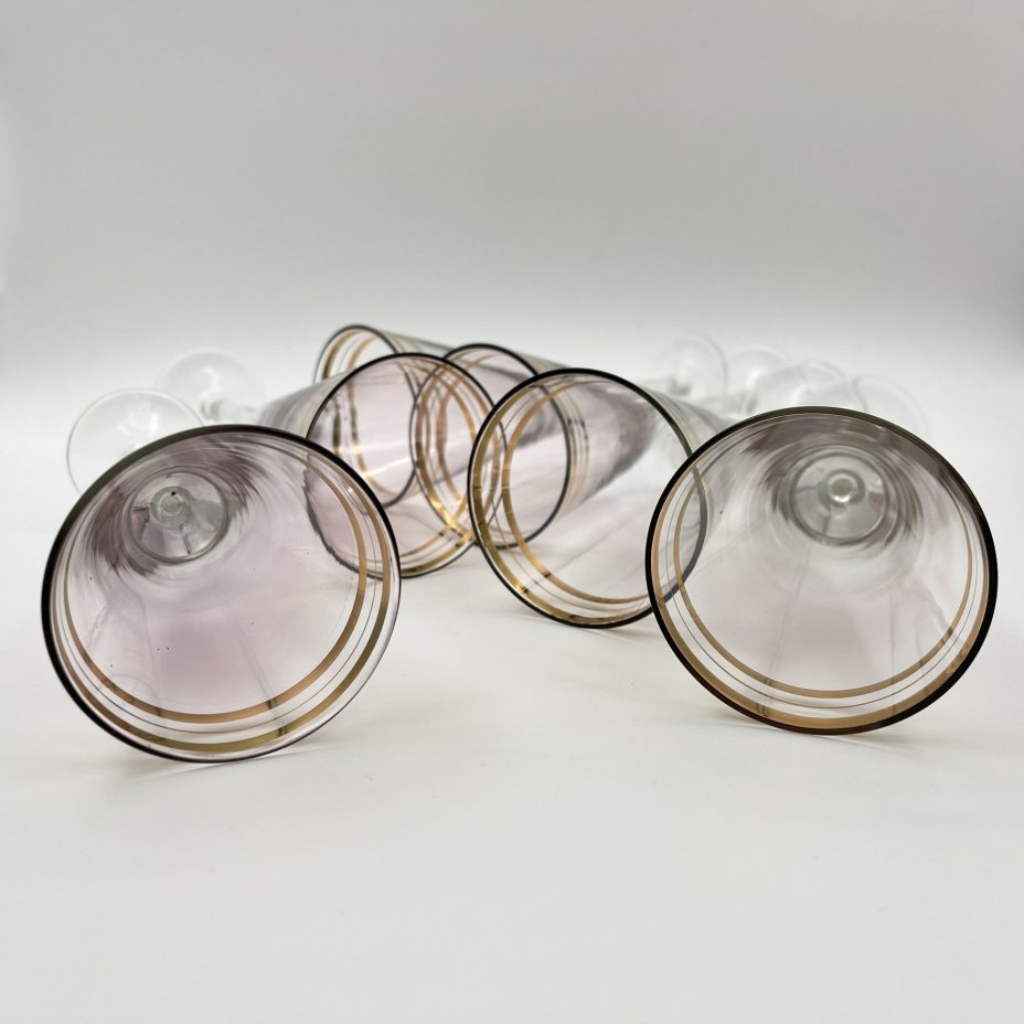 Набор бокалов на 6 персон розового оттенка с золотой каймой по борту