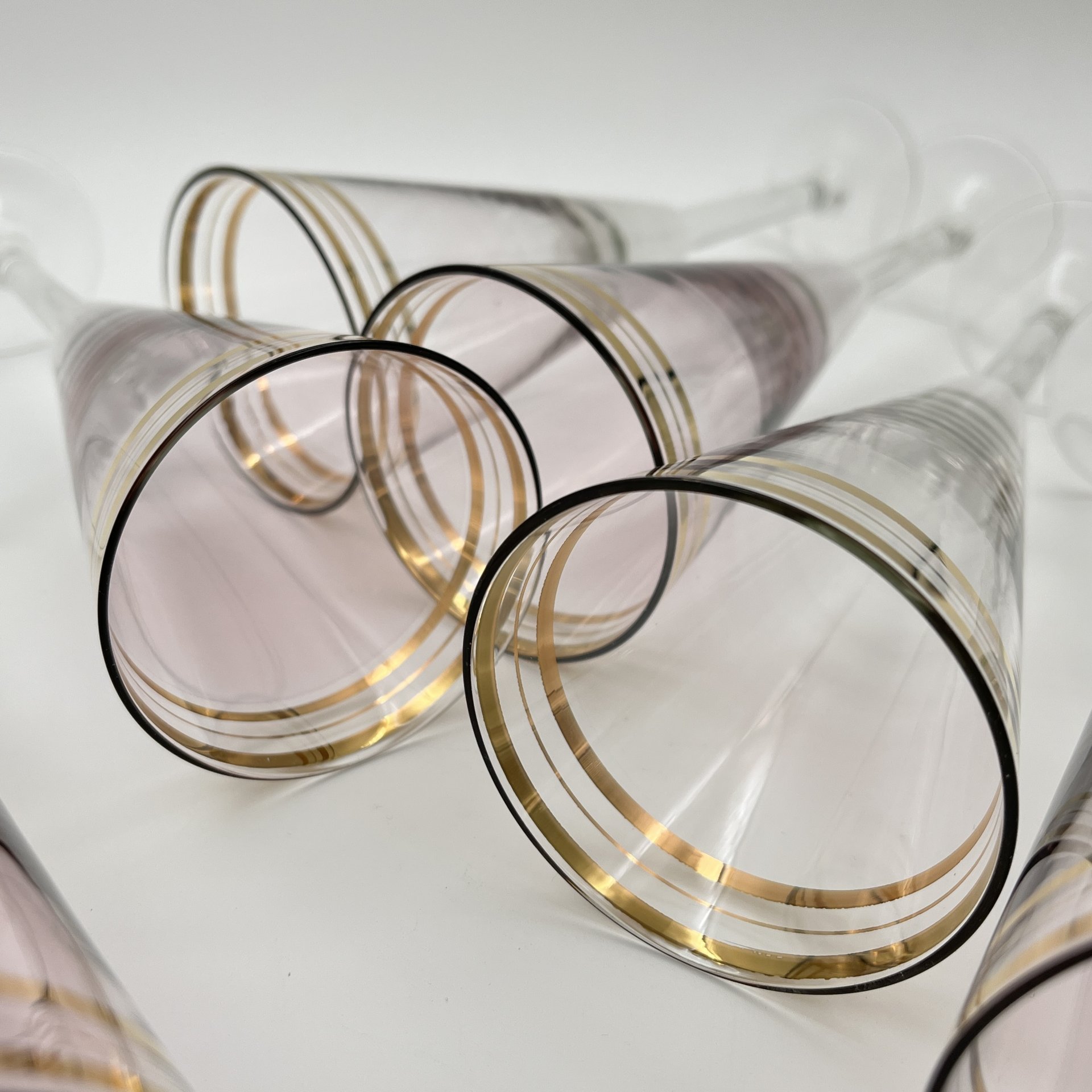 Набор бокалов на 6 персон розового оттенка с золотой каймой по борту, стекло, золочение, СССР, 1970-1990 гг.