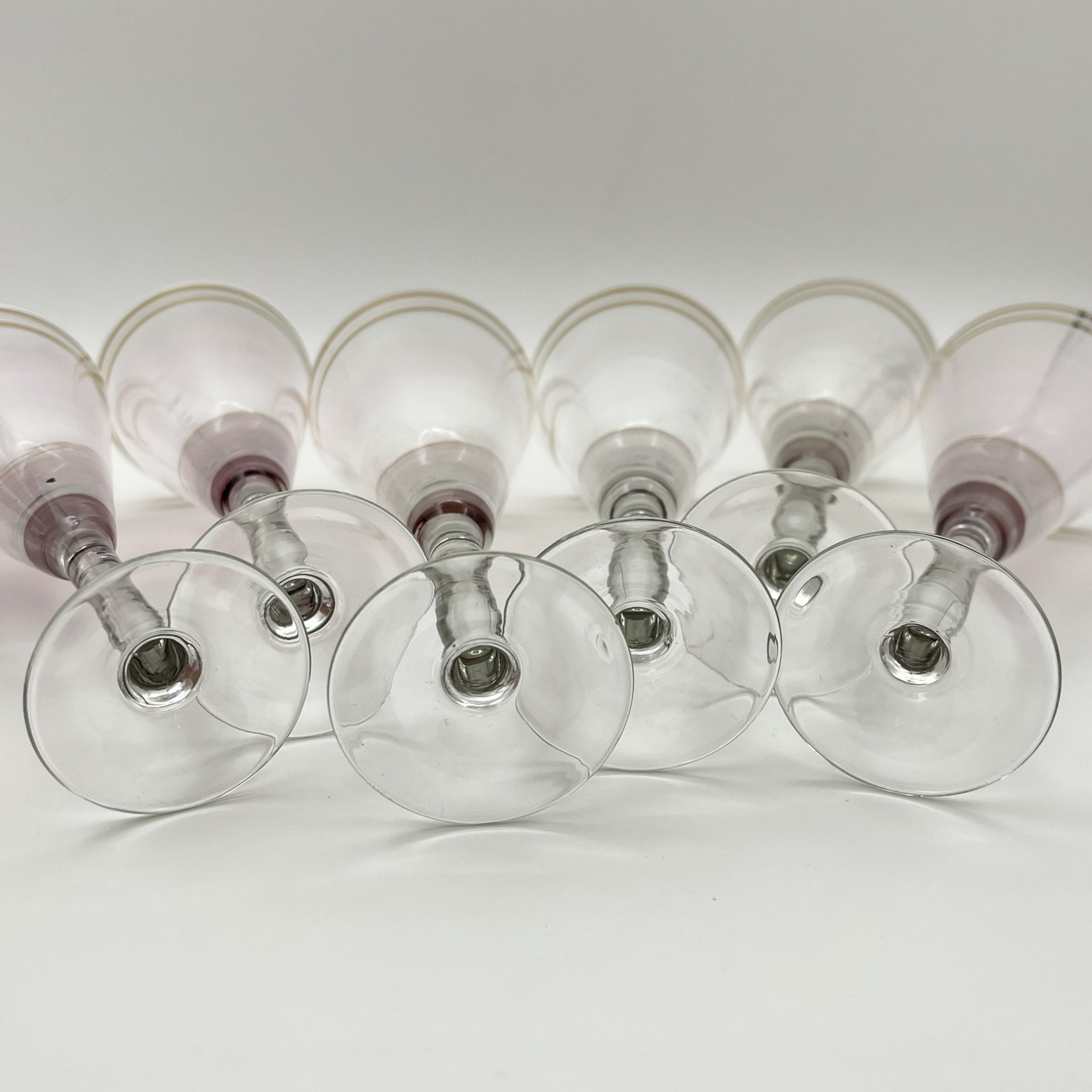 Набор бокалов на 6 персон розового оттенка с золотой каймой по борту, стекло, золочение, СССР, 1970-1990 гг.