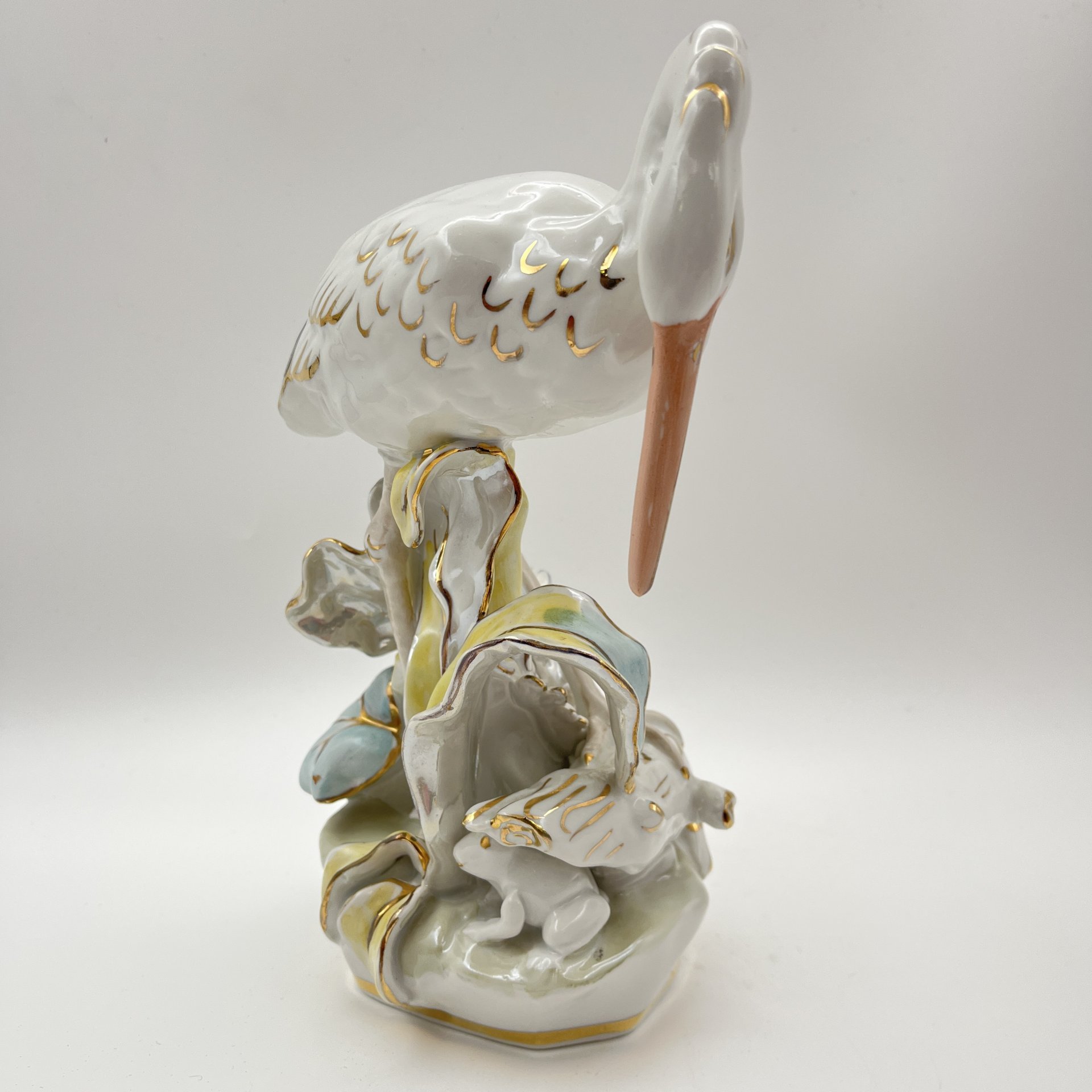 Статуэтка "Аист", автор модели Н.П. Пустыгин, автор росписи М.М. Шепелева (Кожина), фарфор, люстр, роспись, золочение, Дулевский фарфоровый завод (Дулёво), СССР, 1968-1991 гг.