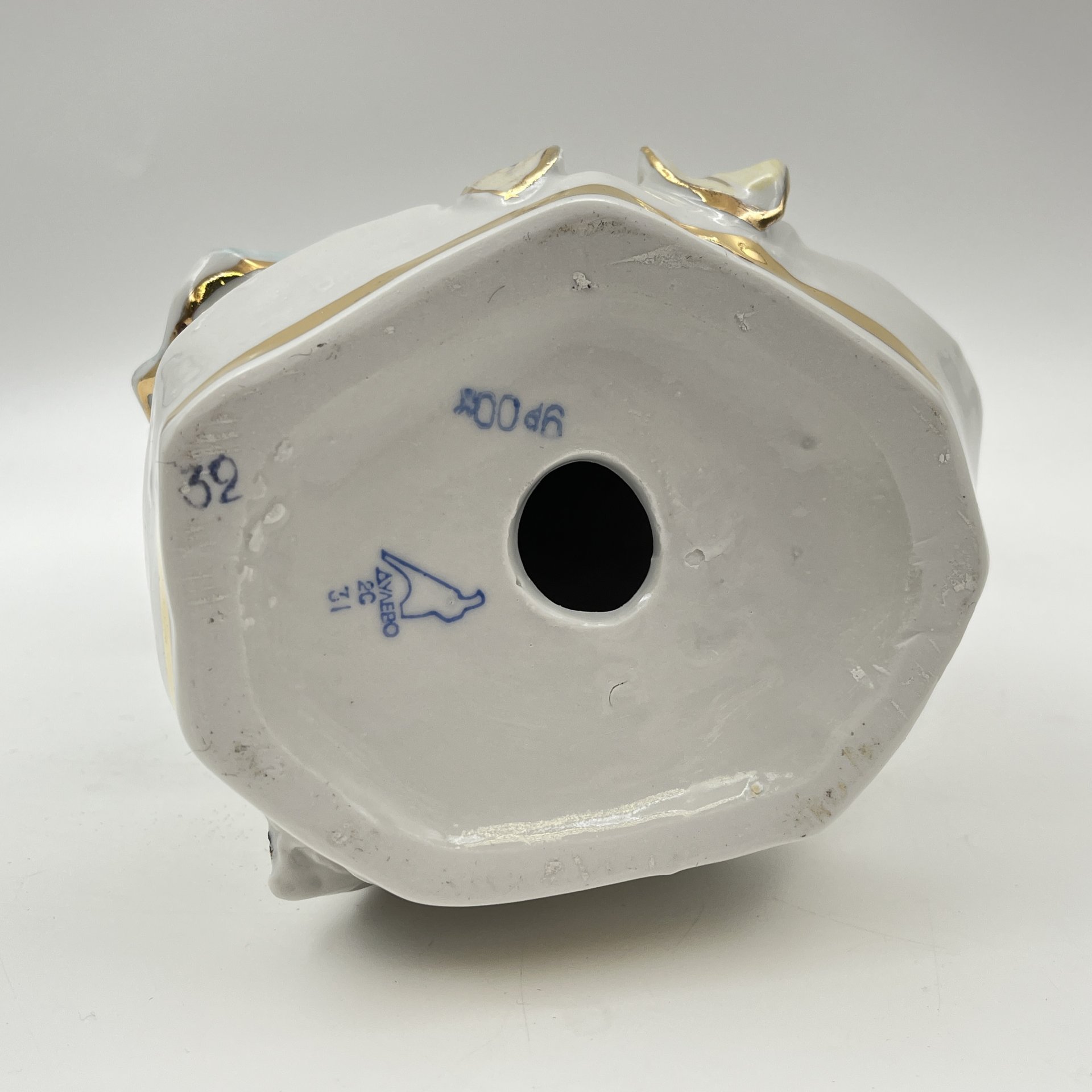 Статуэтка "Аист", автор модели Н.П. Пустыгин, автор росписи М.М. Шепелева (Кожина), фарфор, люстр, роспись, золочение, Дулевский фарфоровый завод (Дулёво), СССР, 1968-1991 гг.