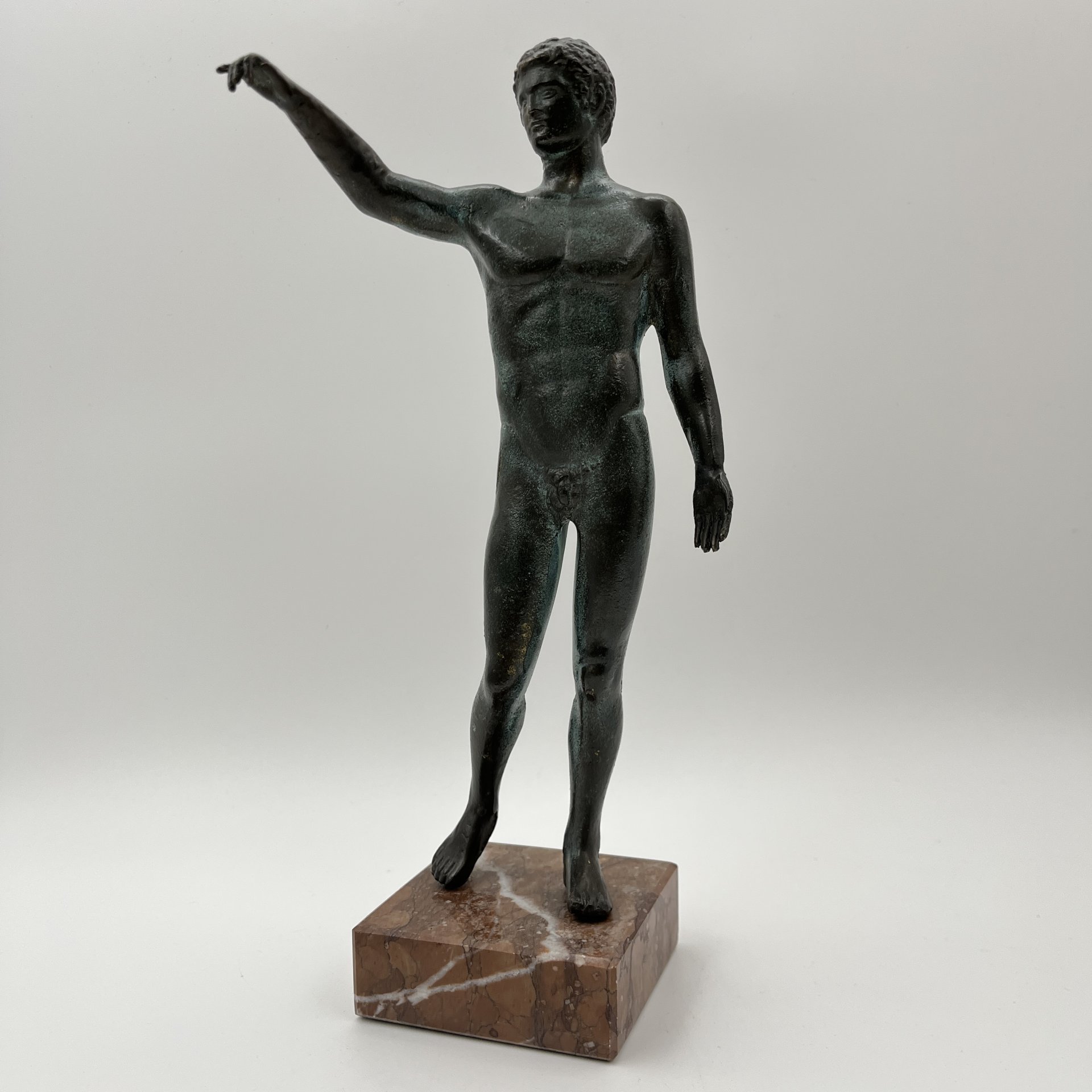 Статуэтка "Эфеб с Антикитеры" по мотивам древнегреческой  скульптуры юноши из Национального археологического музея Афин, бронза, камень, Европа, 2010-2015 гг.