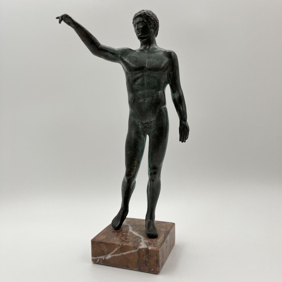 Статуэтка "Эфеб с Антикитеры" по мотивам древнегреческой  скульптуры юноши из Национального археологического музея Афин, бронза, камень, Европа, 2010-2015 гг.