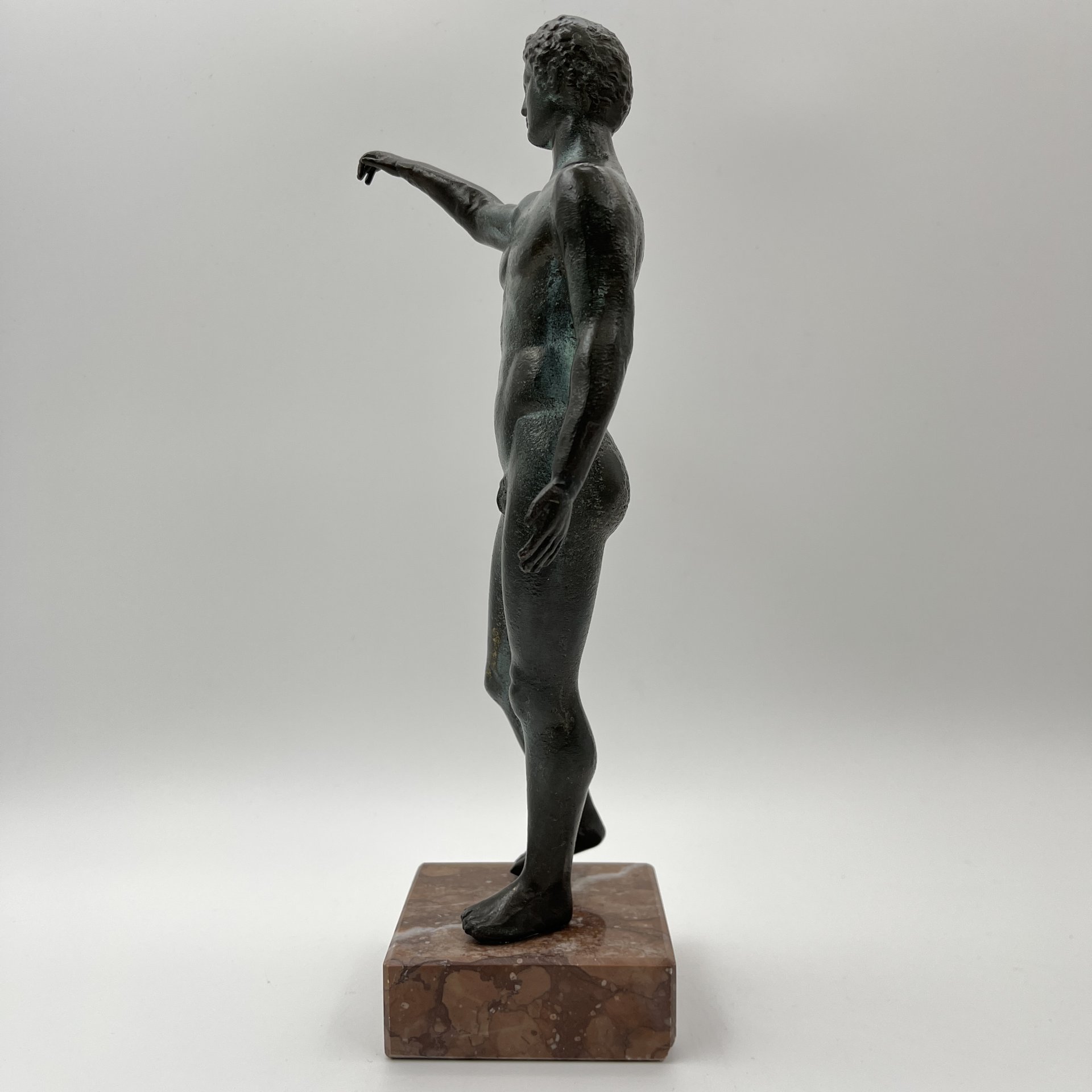 Статуэтка "Эфеб с Антикитеры" по мотивам древнегреческой  скульптуры юноши из Национального археологического музея Афин, бронза, камень, Европа, 2010-2015 гг.