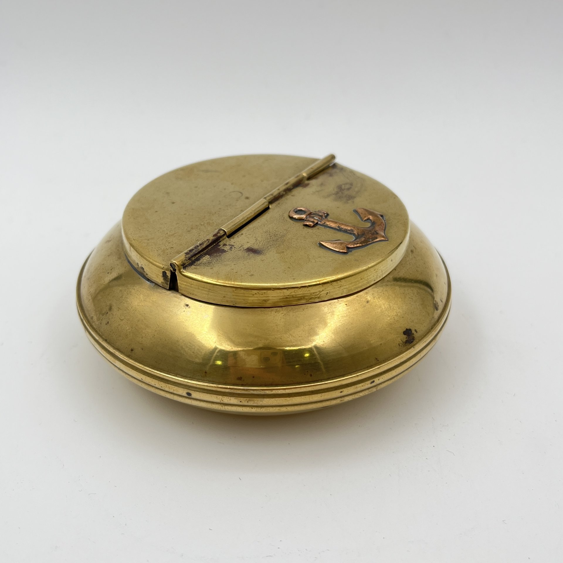 Пепельница для моряка, украшенная морским якорем на крышке, латунь, медь, Западная Европа, 1970-1990 гг.