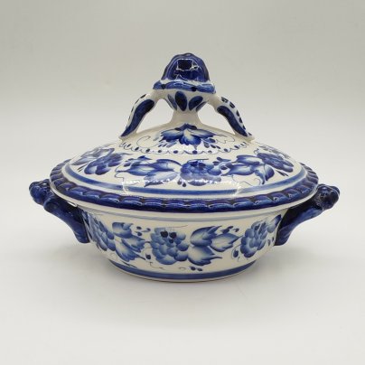 Сахарница (супница), украшенная ягодным декором, авт. Дунашова, исп. Васильева