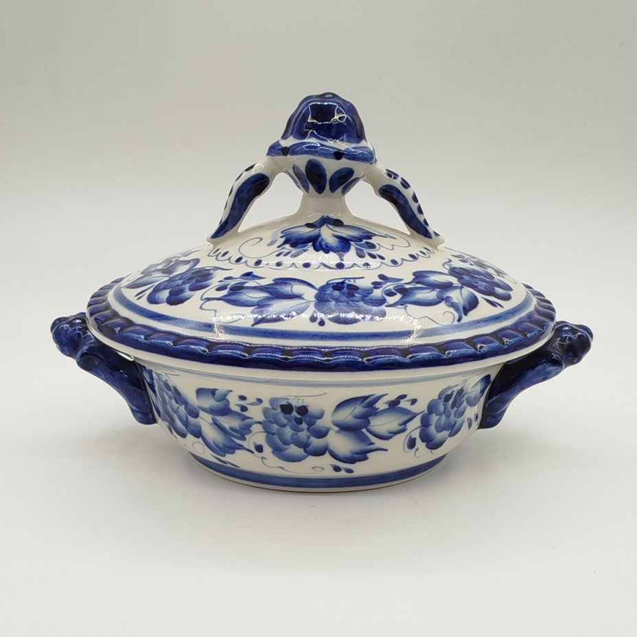 Сахарница (супница), украшенная ягодным декором, авт. Дунашова, исп. Васильева