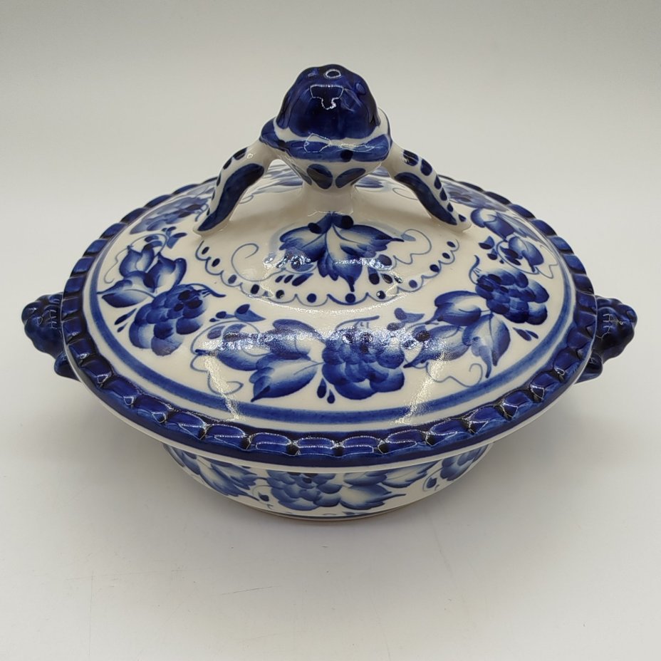 Сахарница (супница), украшенная ягодным декором, авт. Дунашова, исп. Васильева, Объединение «Гжель»
