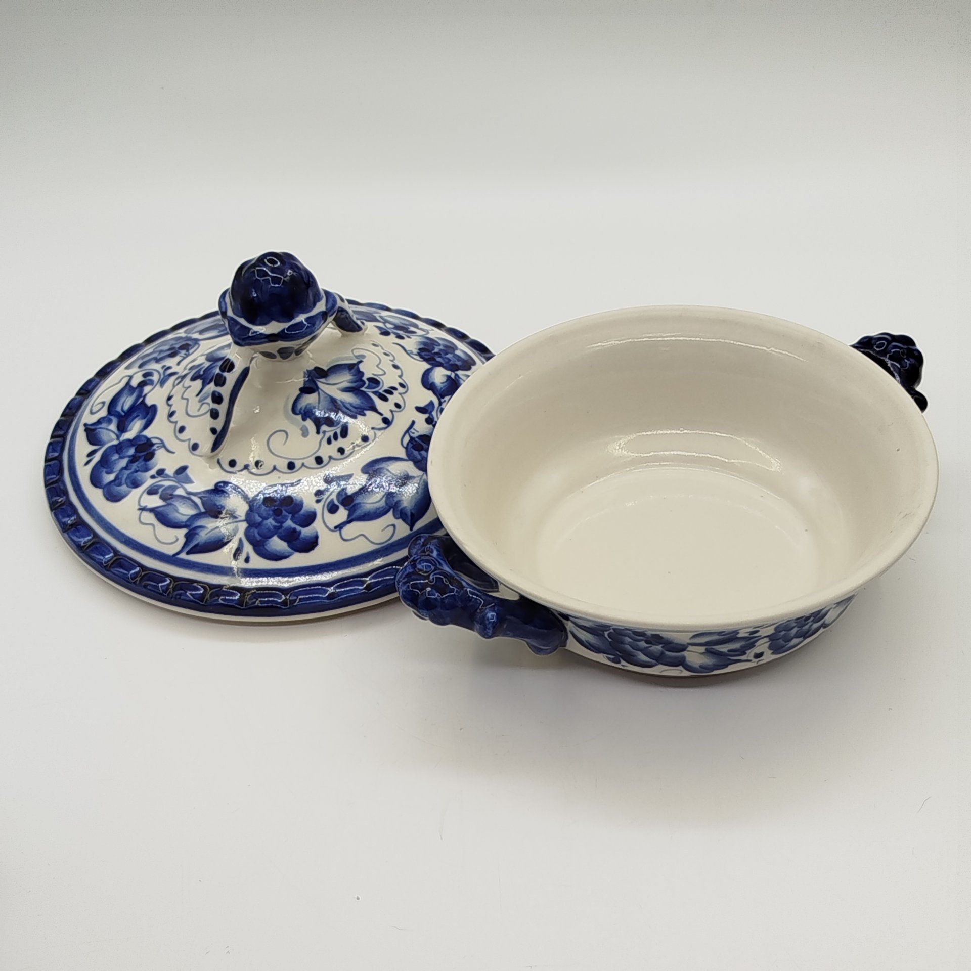 Сахарница (супница), украшенная ягодным декором, авт. Дунашова, исп. Васильева