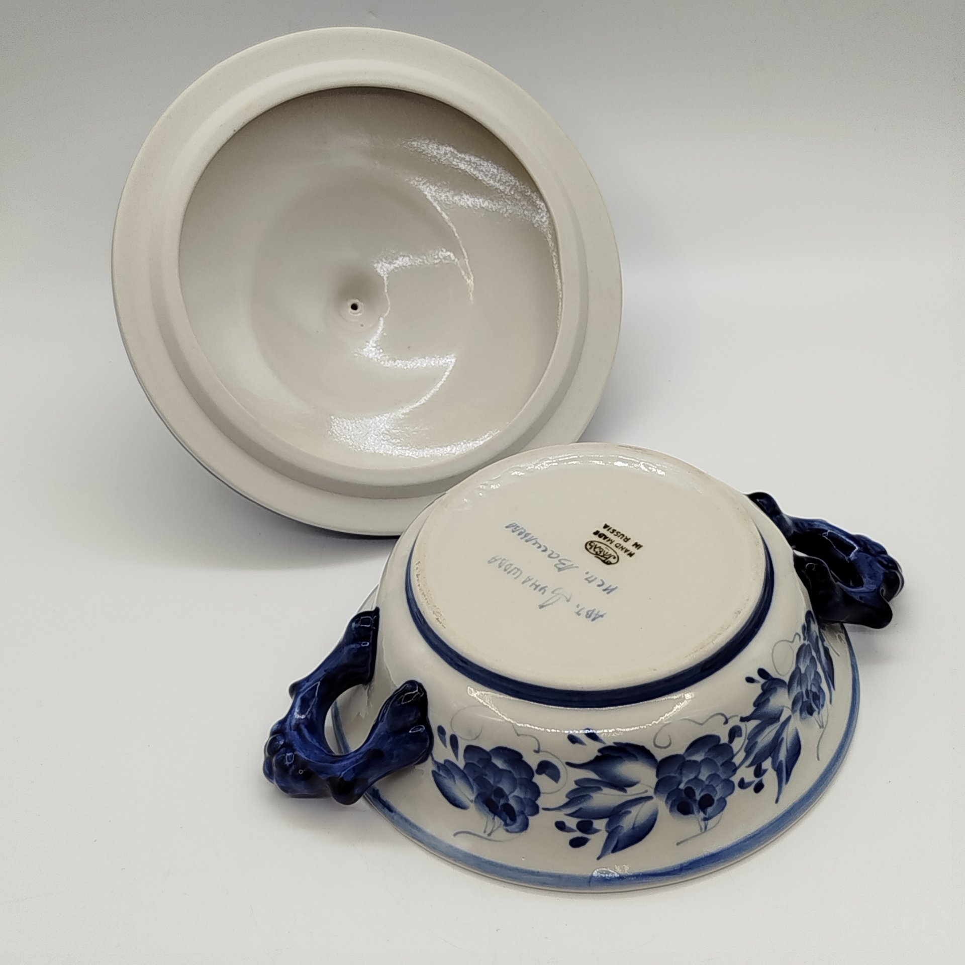 Сахарница (супница), украшенная ягодным декором, авт. Дунашова, исп. Васильева