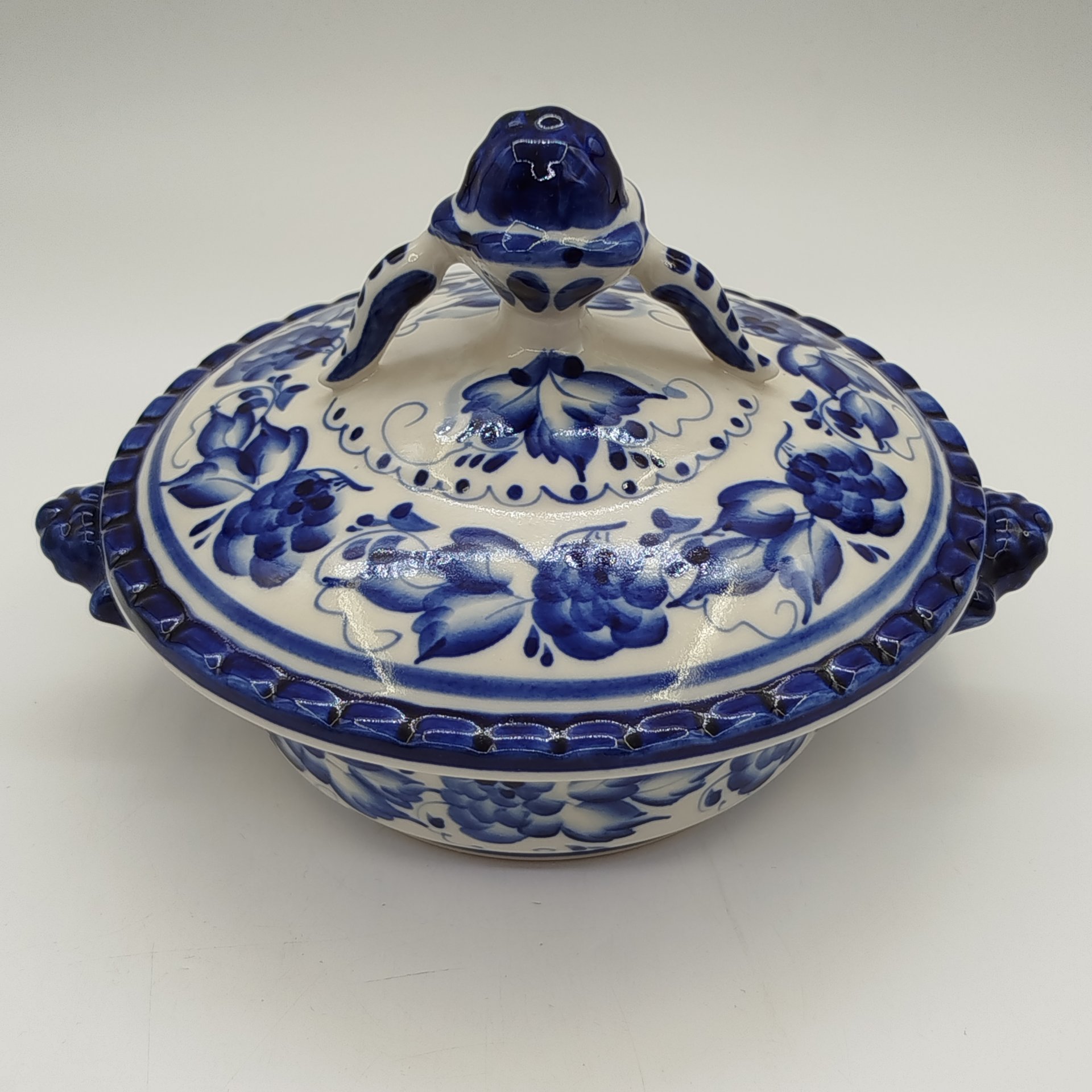Сахарница (супница), украшенная ягодным декором, авт. Дунашова, исп. Васильева, Объединение «Гжель»