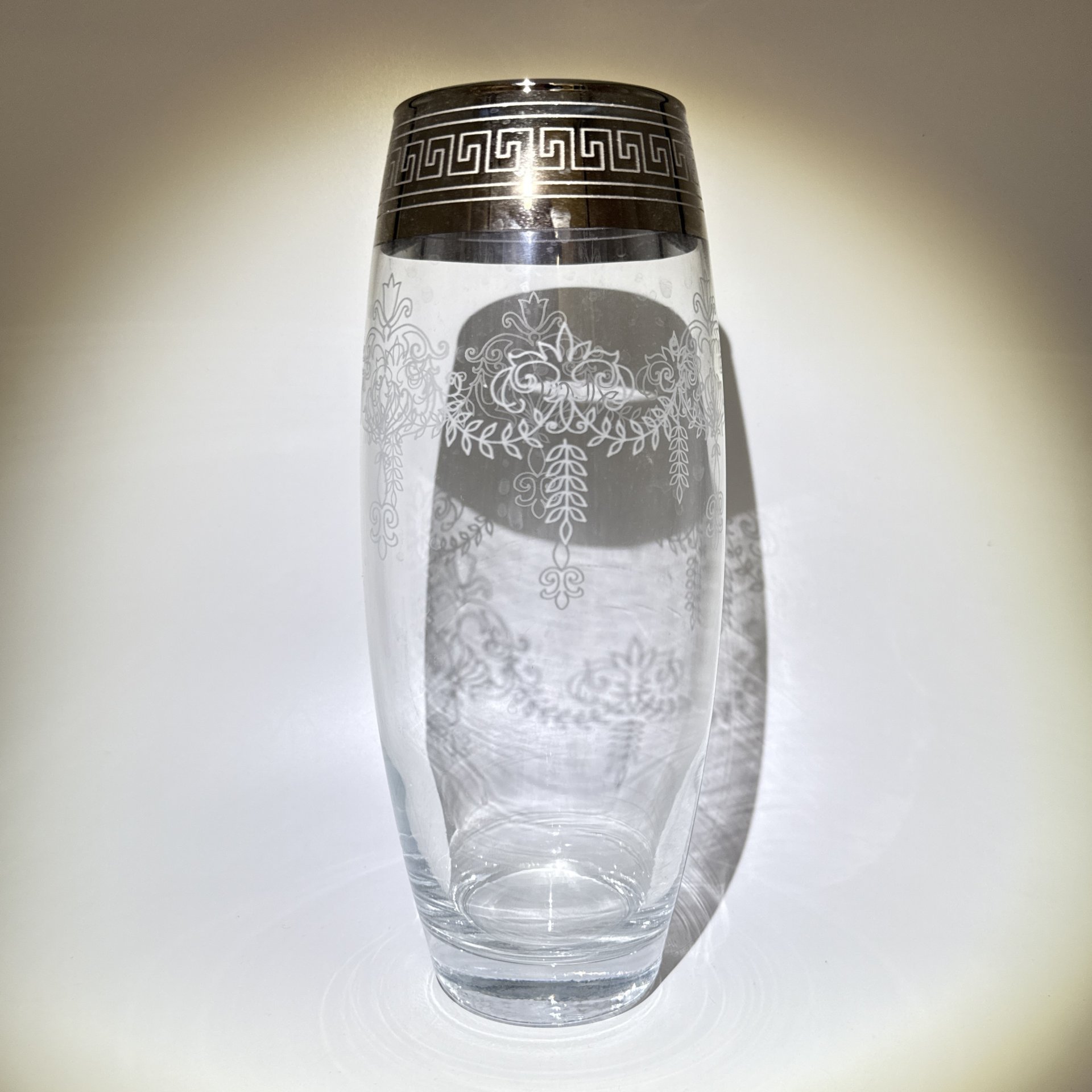 Ваза, украшенная флоральным декором, фарфор, роспись