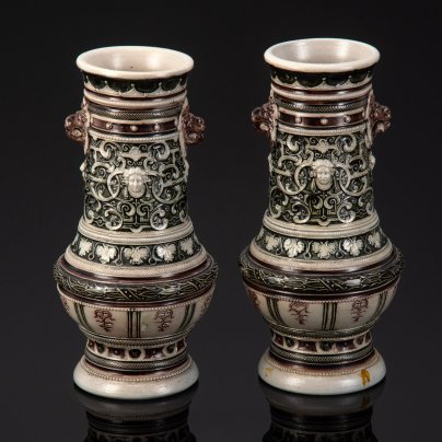 Вазы парные в стиле неоренессанс с растительным декором и маскаронами в виде человеческих и львиных голов, керамика, соляная глазурь, Германия, 1880-1920 гг.