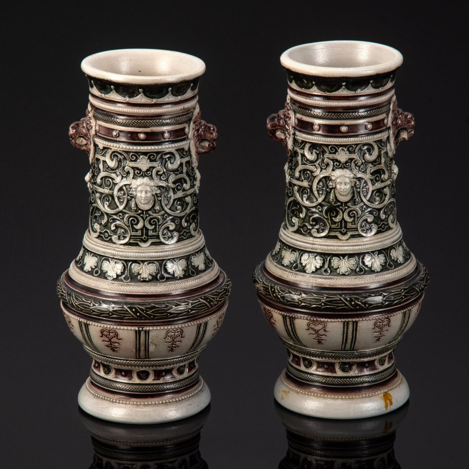 Вазы парные в стиле неоренессанс с растительным декором и маскаронами в виде человеческих и львиных голов, керамика, соляная глазурь, Германия, 1880-1920 гг.