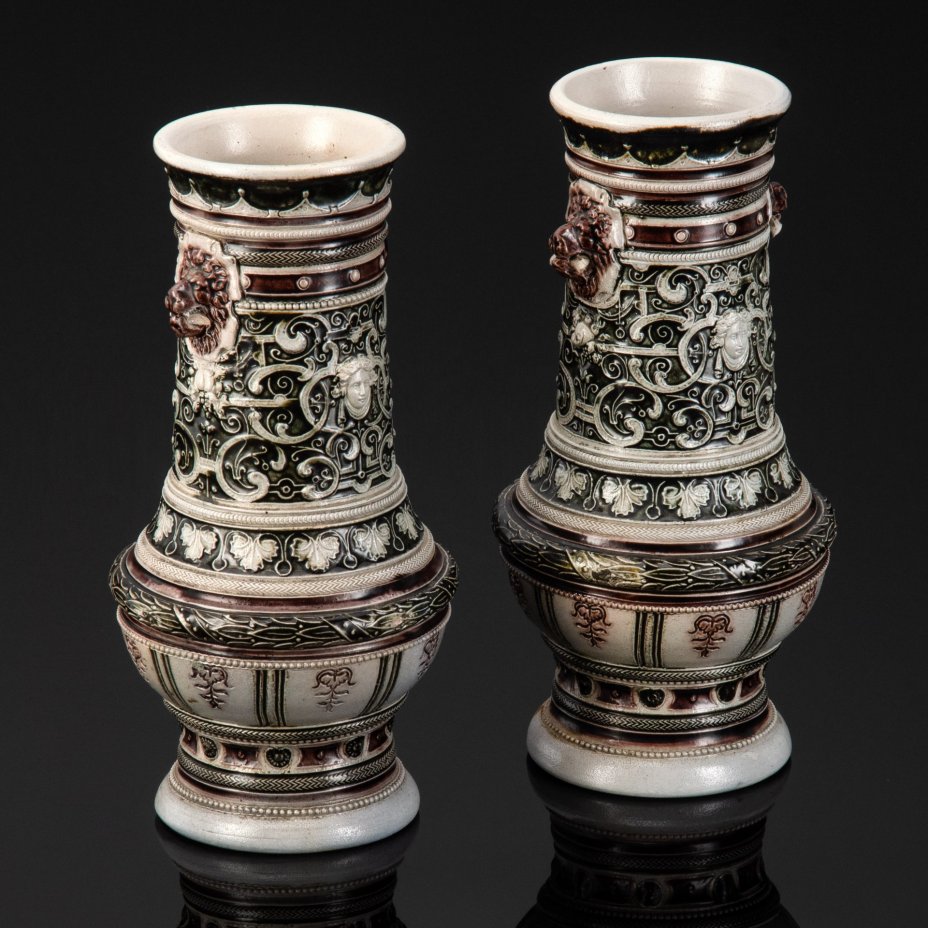 Вазы парные в стиле неоренессанс с растительным декором и маскаронами в виде человеческих и львиных голов