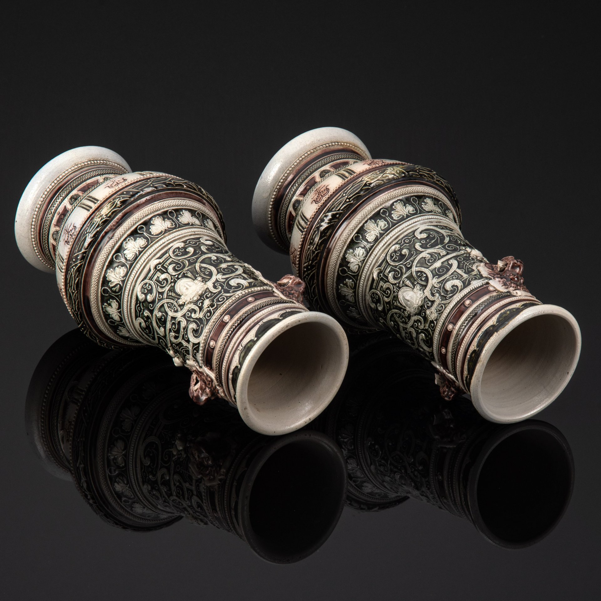 Вазы парные в стиле неоренессанс с растительным декором и маскаронами в виде человеческих и львиных голов, керамика, соляная глазурь, Германия, 1880-1920 гг.