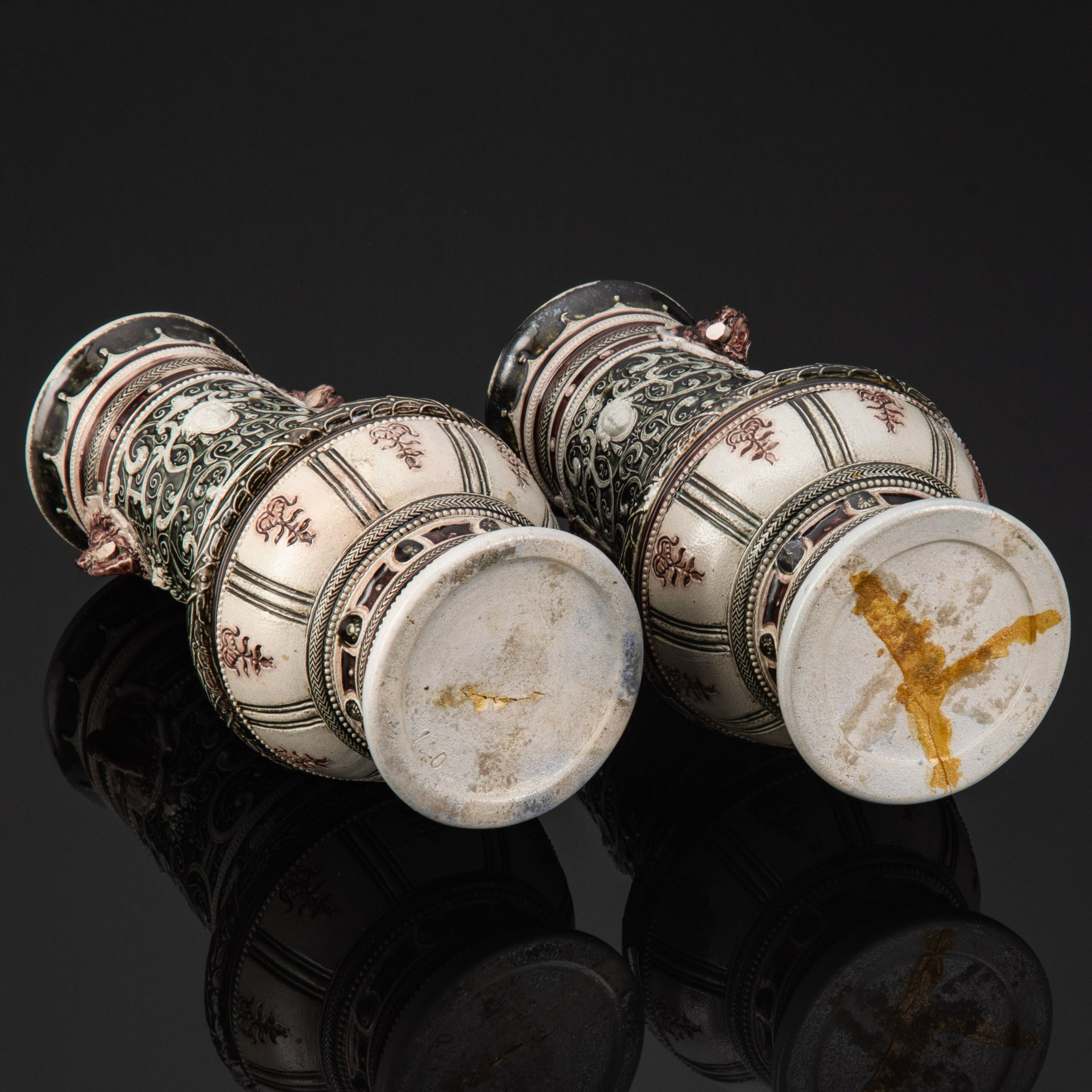 Вазы парные в стиле неоренессанс с растительным декором и маскаронами в виде человеческих и львиных голов, керамика, соляная глазурь, Германия, 1880-1920 гг.