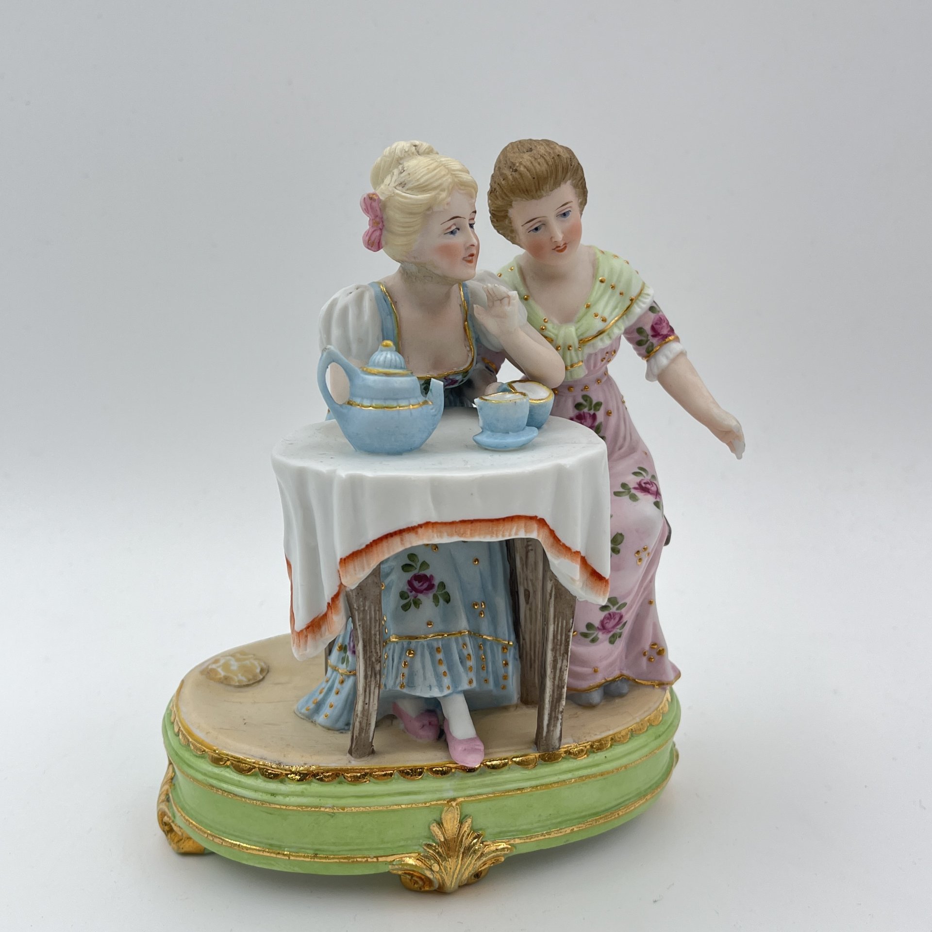 Статуэтка "Чаепитие" с изображением двух девушек за столом, бисквит, роспись, золочение, Европа, 1970-1990 гг.