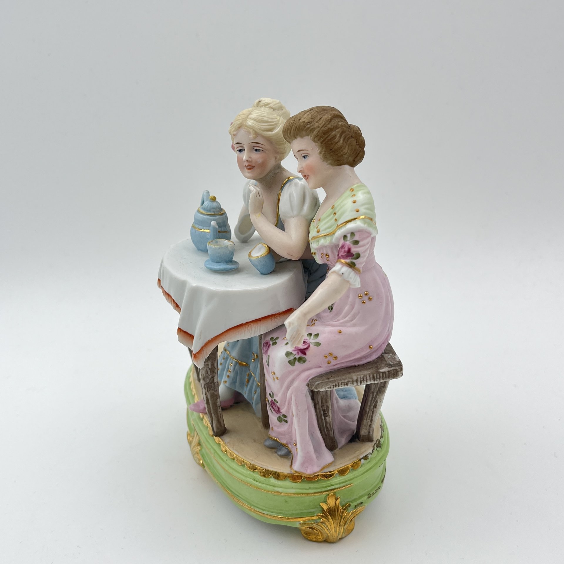 Статуэтка "Чаепитие" с изображением двух девушек за столом, бисквит, роспись, золочение, Европа, 1970-1990 гг.