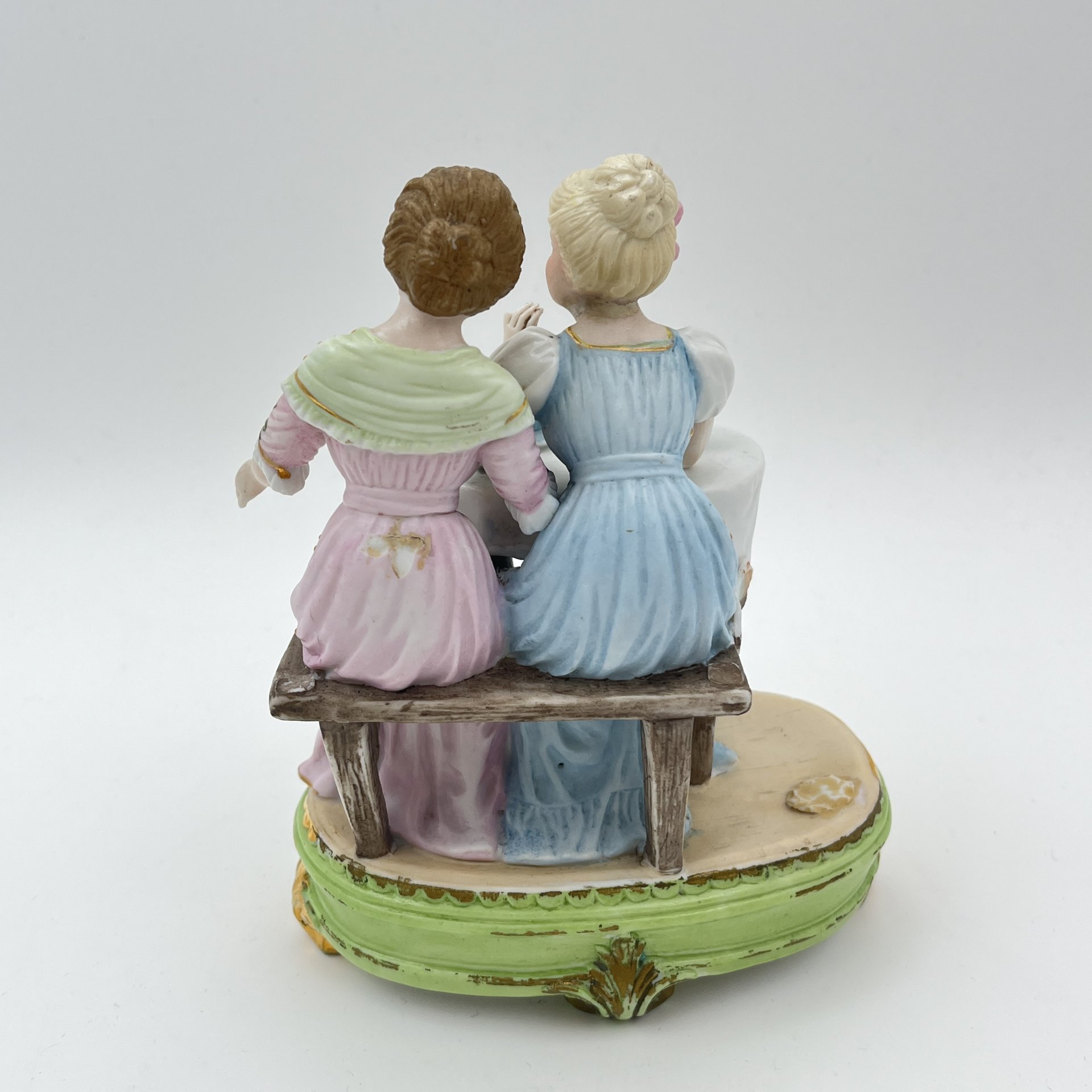 Статуэтка "Чаепитие" с изображением двух девушек за столом, бисквит, роспись, золочение, Европа, 1970-1990 гг.