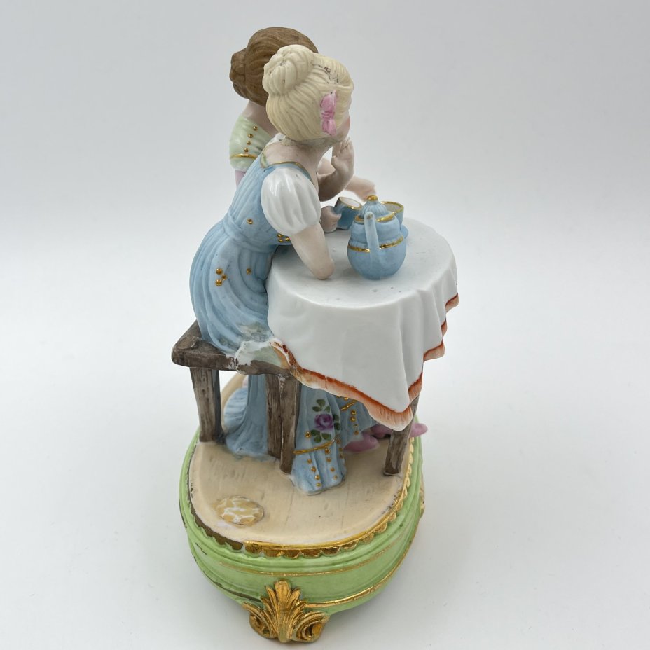 Статуэтка "Чаепитие" с изображением двух девушек за столом