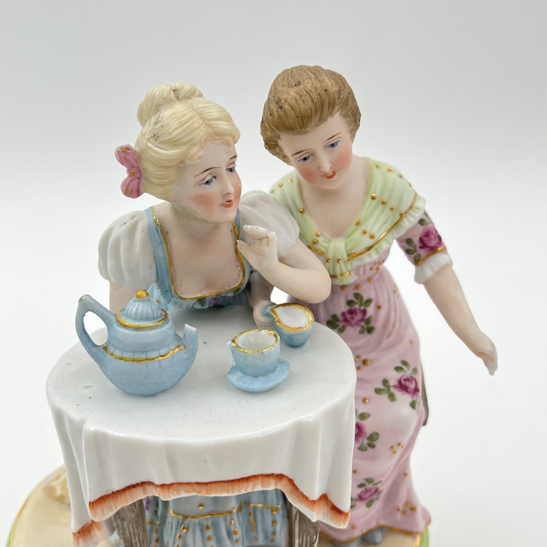 Статуэтка "Чаепитие" с изображением двух девушек за столом, бисквит, роспись, золочение, Европа, 1970-1990 гг.