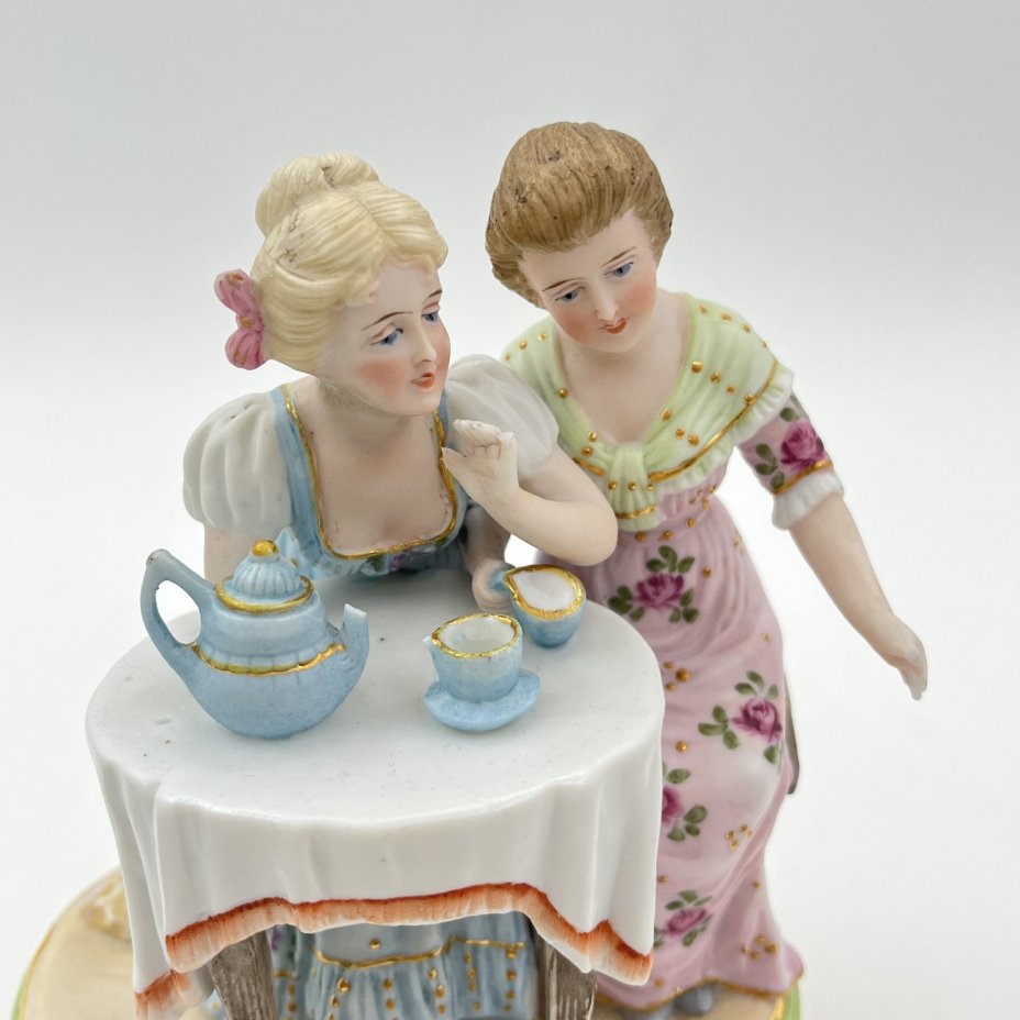 Статуэтка "Чаепитие" с изображением двух девушек за столом